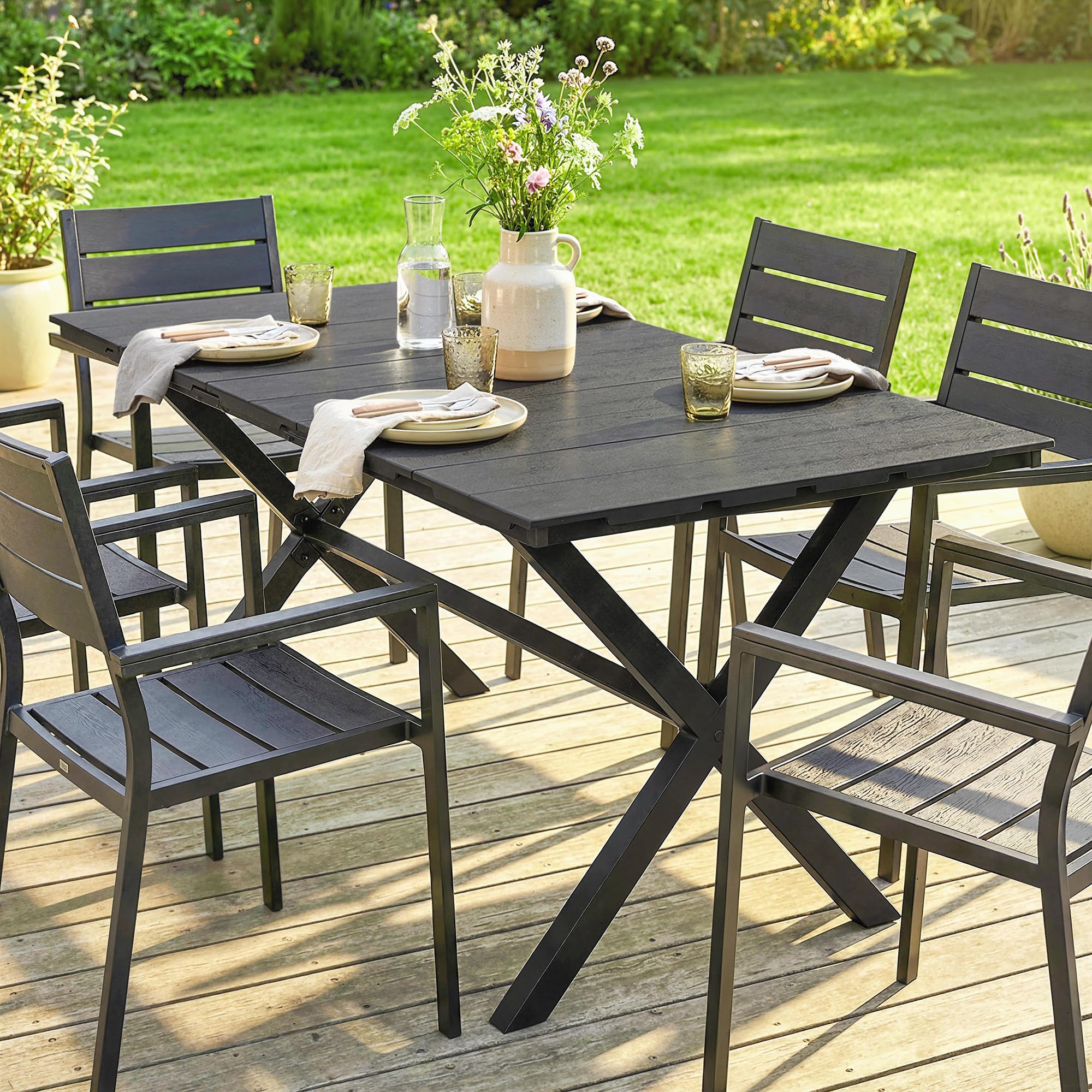 Outsunny Mesa de Comedor de Jardín Rectangular, Mesa de Terraza Exterior 150x90x74 cm, con Encimera de HDPE de Listones y Estructura Metálica, para 6 Personas, Carga 50 kg, para Patio, Balcón, Negro