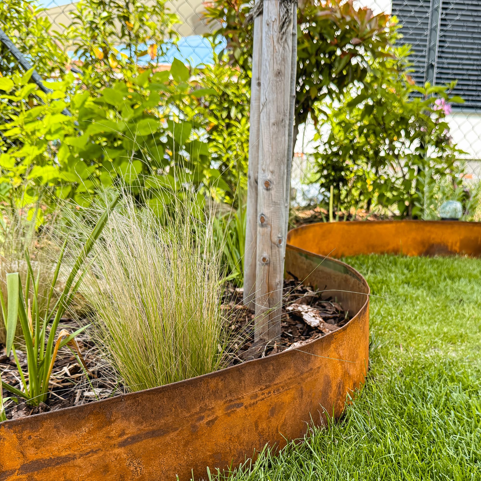 UNIGARDIA Bordura per Giardino in Acciaio Corten 10 m - Bordura per Aiuola in Metallo, Altezza 14 cm - Installazione Facile - Bordo per Prato in Ruggine, 1 Paio di Guanti Inclusi