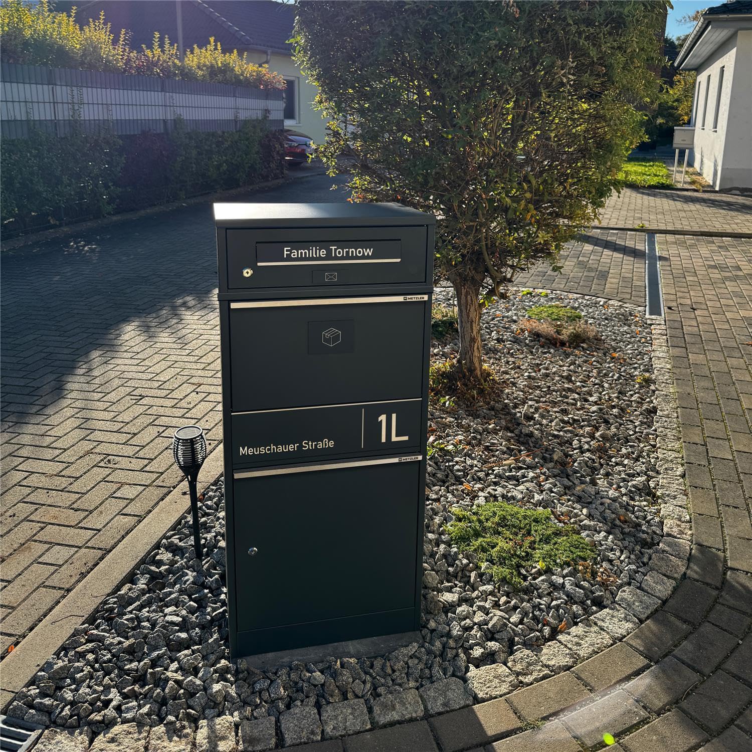 Metzler Paketbox draussen groß in Anthrazit - Briefkasten mit Paketfach personalisiert mit Gravur - Standbriefkasten mit Edelstahl Namensschild pulverbeschichtet in RAL 7016 rostfrei und massiv
