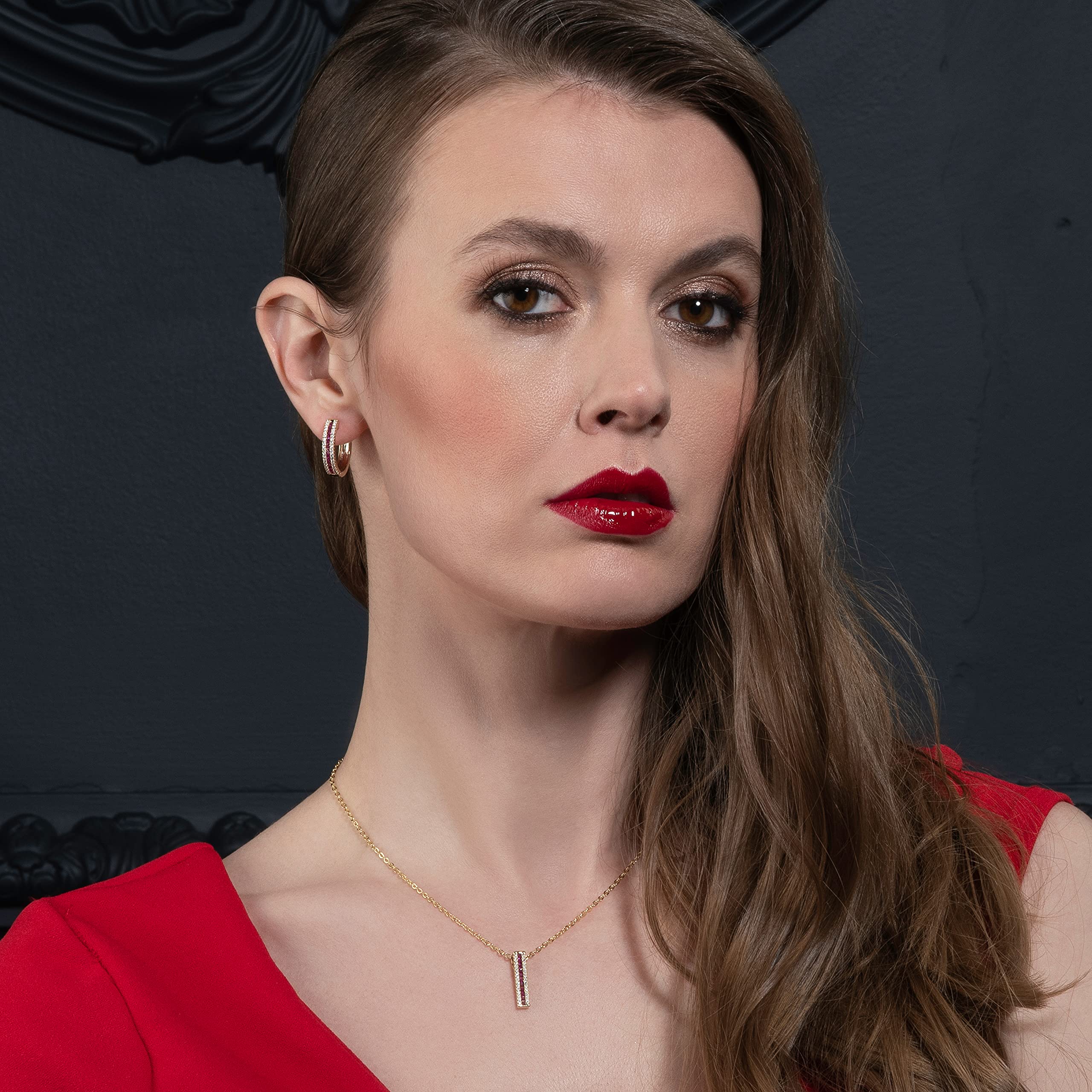 namana Collier Pendentif Pour Femme serti de Pierres de Couleur. Collier Femme Serti de Zircons de Couleur. Collier Ras de Cou Vert, Rouge, Bleu ou Multi Couleur Livré avec Écrin Cadeau