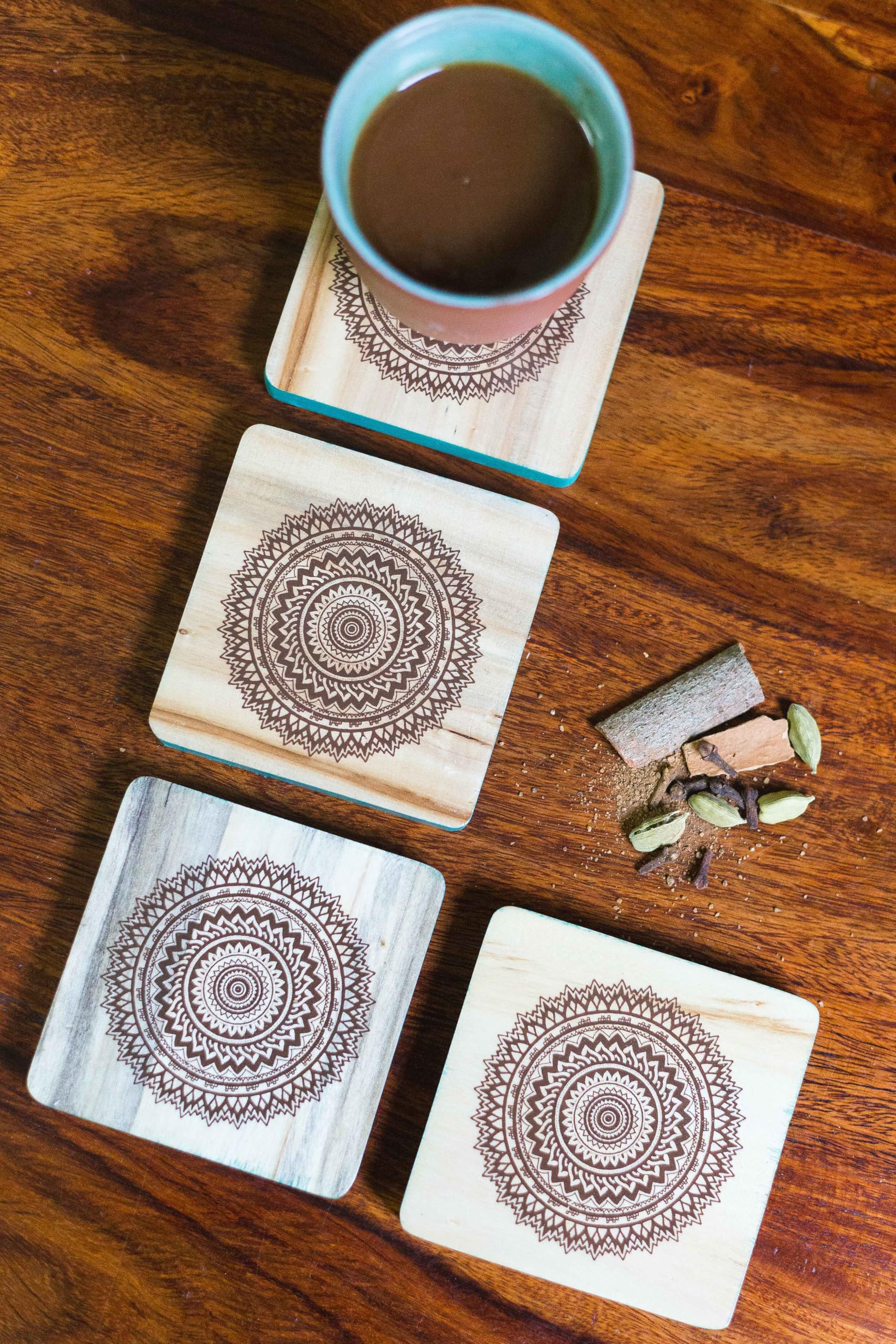 Esplanade Lot de 4 dessous de verre en bois imprimé mandala – Dessous-de-verre en teck – Design rétro réversible pour la maison, la cuisine, le bureau – Dessous de verre – Lot de 4 dessous de verre