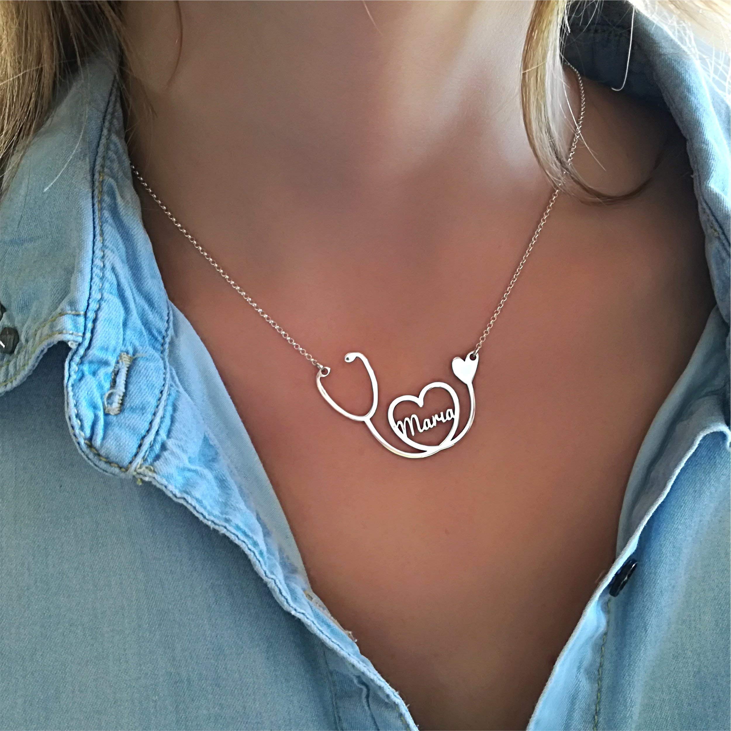 Collar Fonendoscopio Personalizado con Nombre – Plata de Ley 925 (39x36mm) – Joyería Grabada para Médicos, Enfermeras y Sanitarios – Regalo Original. Modelo F.CORA