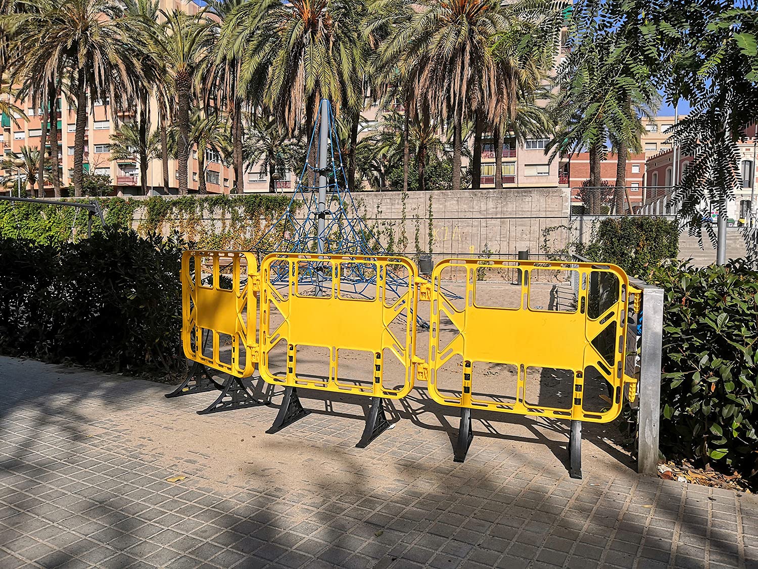 ADO - Valla de plástico obra peatonal en color amarillo, valla con patas extraíbles de 1 metro (2- Vallas)