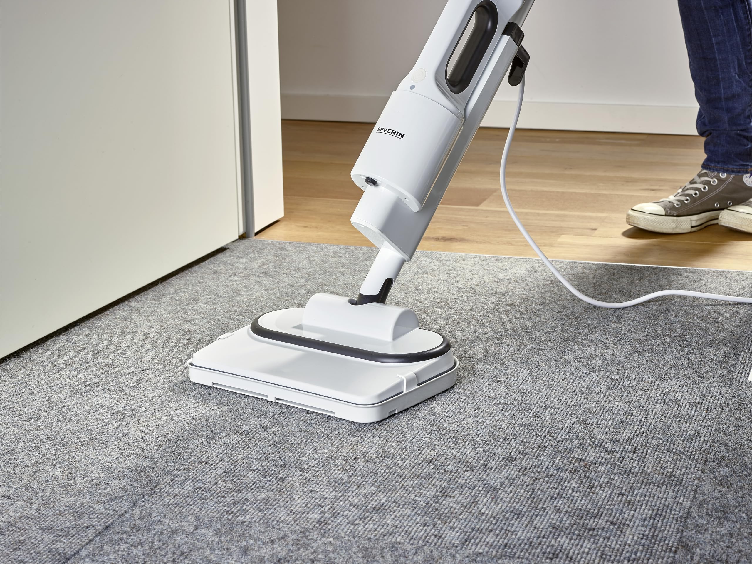 SEVERIN Limpiador de vapor con accesorios, fregona eléctrica, limpiadora multiusos para alfombras, baldosas y suelos duros, baños y cocina para grifos, placas y más, blanco/negro, SC 7142
