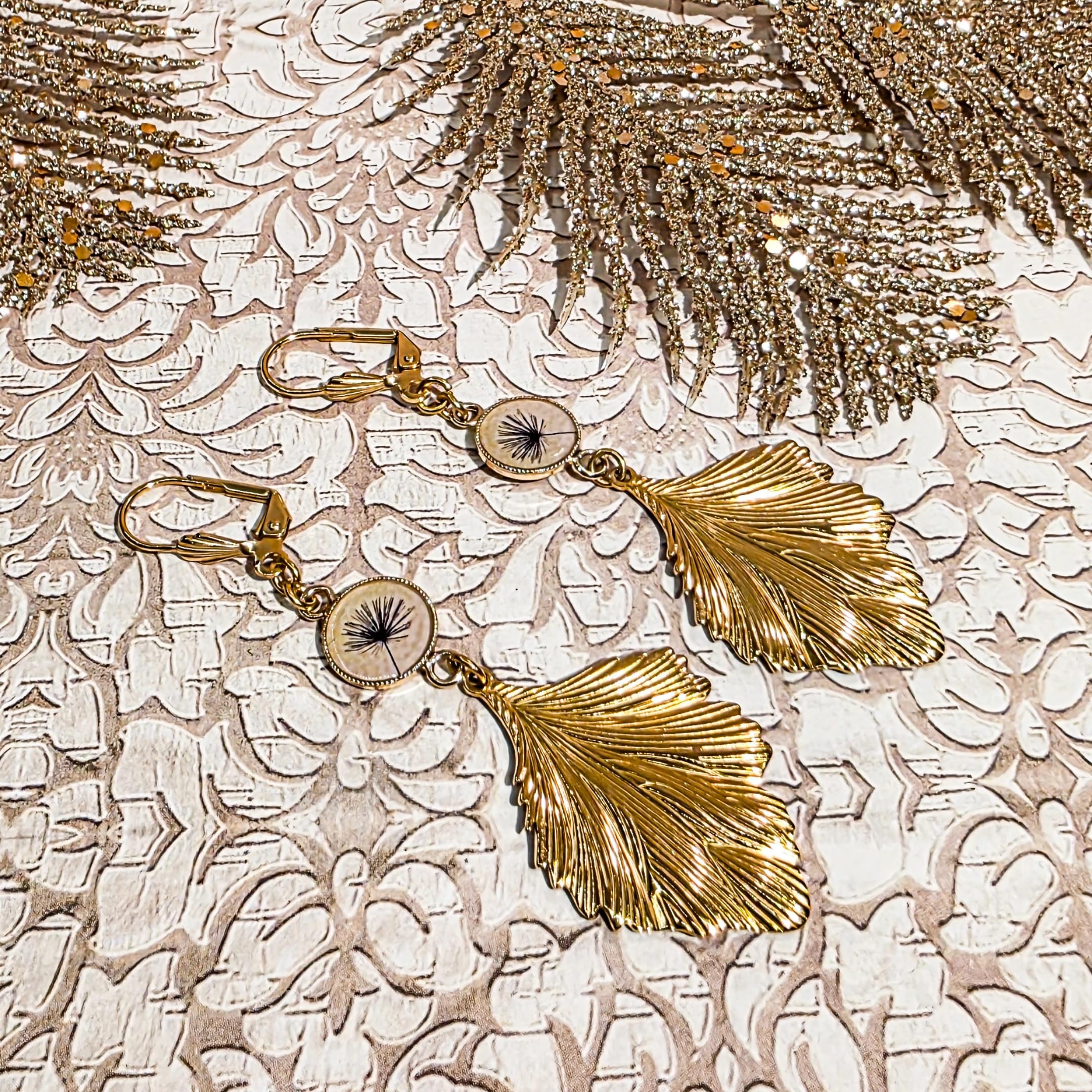 Orecchini a foglia in resina, ottone placcato oro, acciaio inossidabile, color beige e nero (dente di leone)