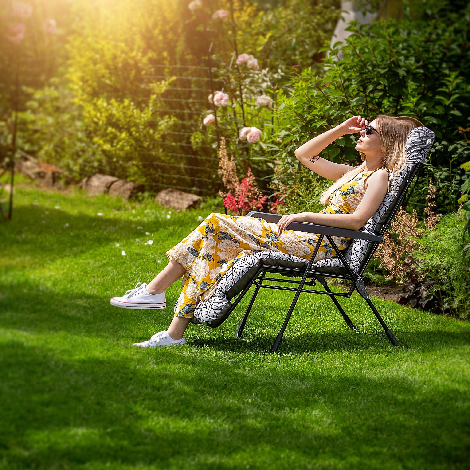 KADAX Sillón de jardín con respaldo ajustable, silla de relax de estructura de acero pulverizado, silla plegable con capacidad de carga de hasta 110 kg, tumbona de jardín con cojín (blanco/gris, L