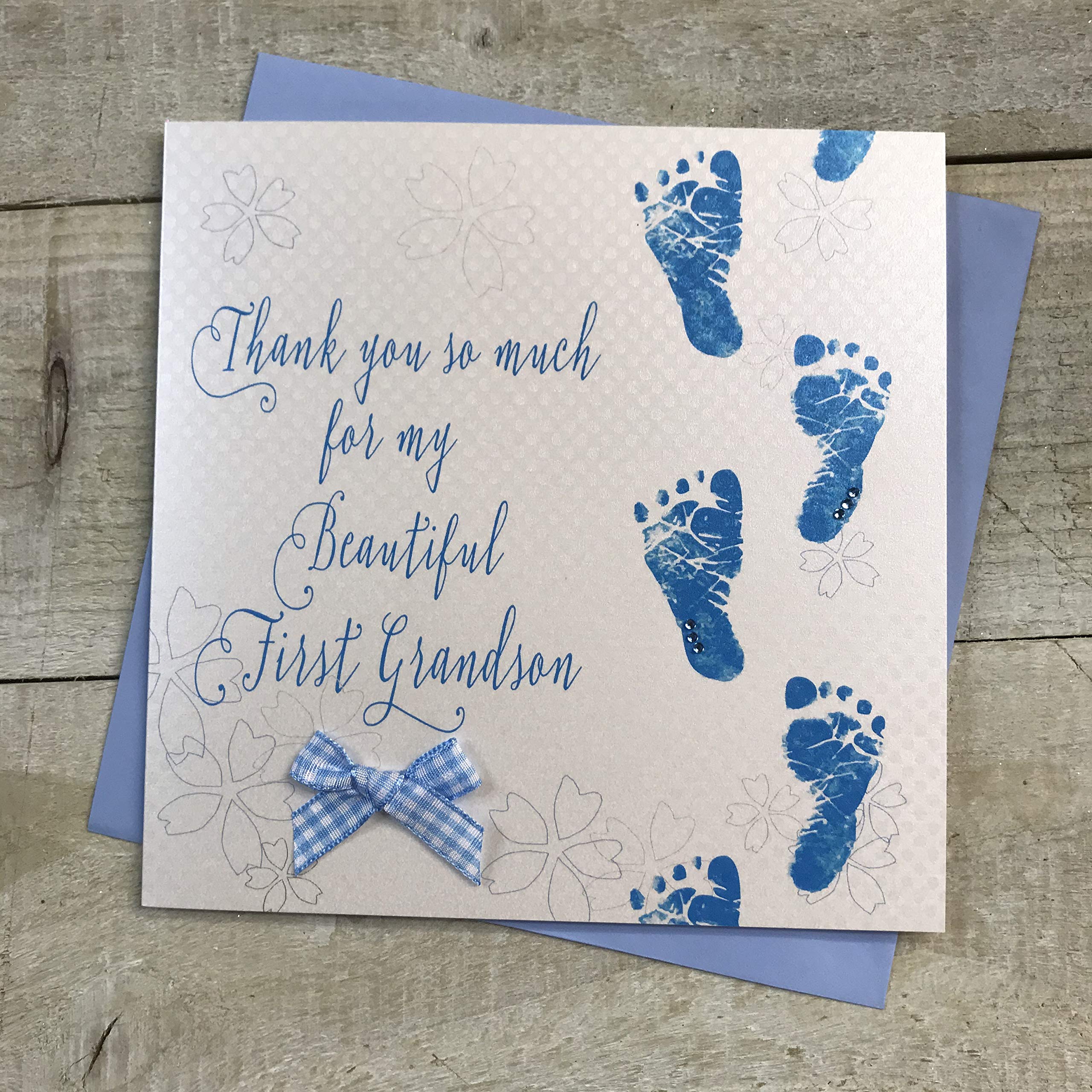 'Welcome to my 1st Grandson' ręcznie robiona karta dla niemowląt - niebieskie ślady stóp od WHITE BAWEŁNA CARDS WB300-MY