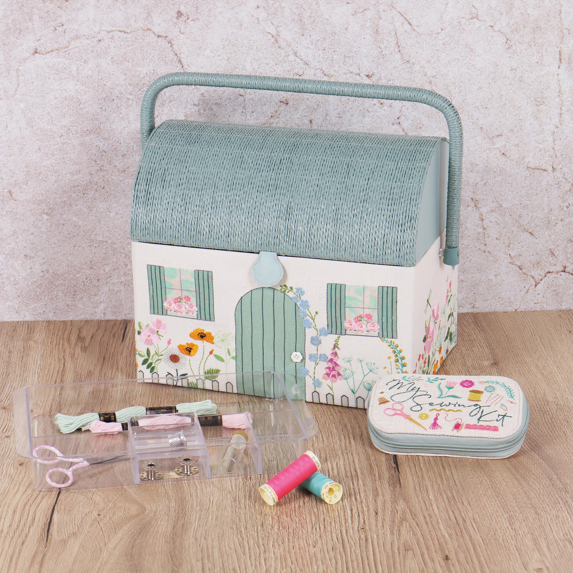 Hobby Gift Haftowana skrzynka na przybory do szycia - rustykalny styl wiejski z kwiatowym wzorem, wiklinowy dach i uchwyt, zawiera wewnętrzną plastikową tackę z przegródkami 21 30x26cm