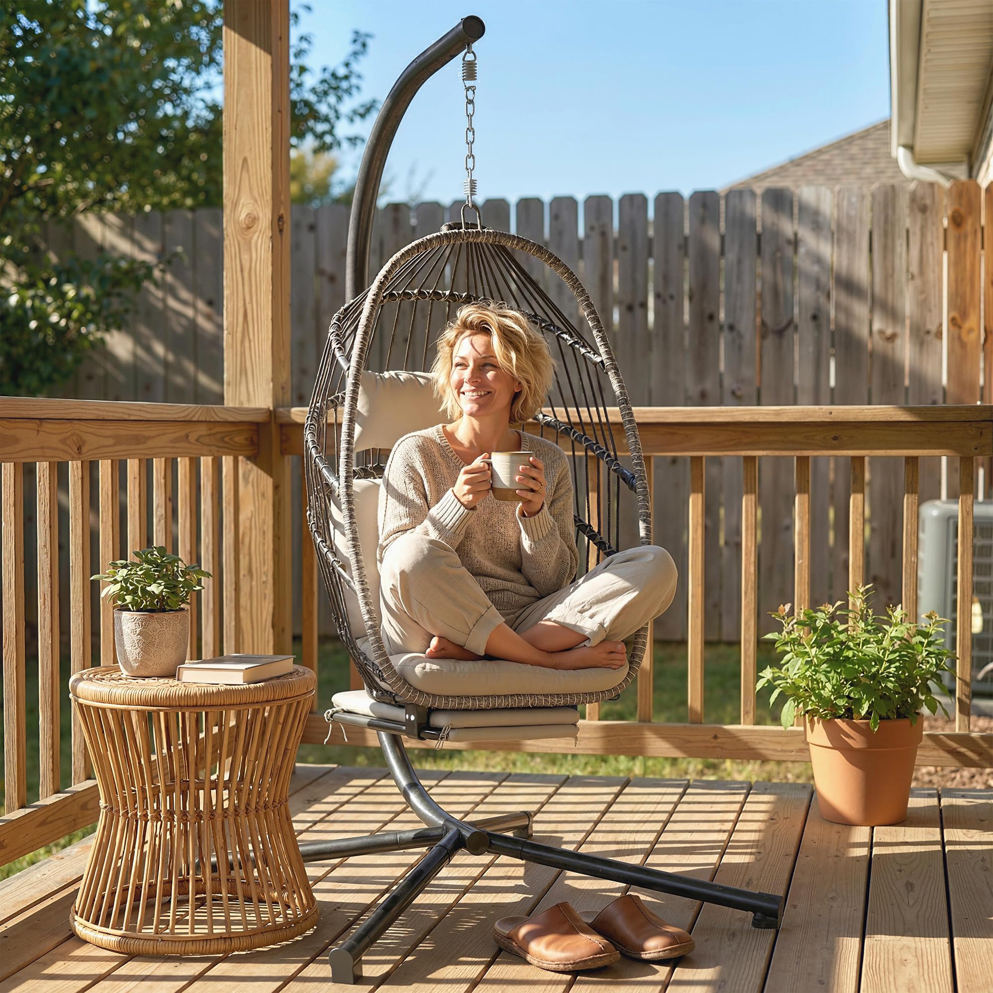 Outsunny Fauteuil Suspendu avec Support, Chaise Suspendue Pliante avec Repose-Pieds rétractable, Coussin Doux et appuie-tête, pour intérieur et extérieur, terrasse ou Jardin, Gris Clair