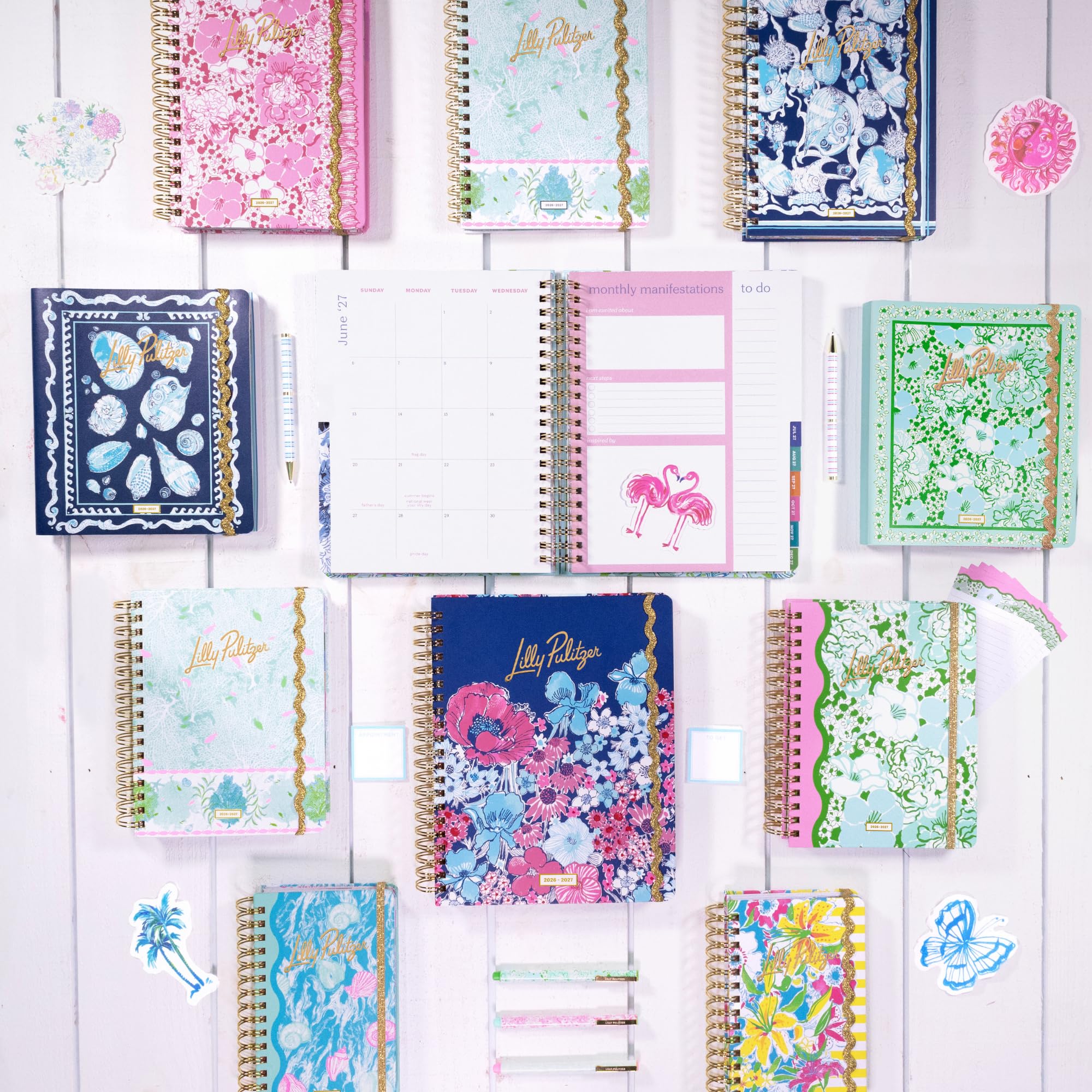 Lilly Pulitzer 17-monatiger Softcover-Planer, 17,1 x 22,5 cm, Agenda von August 2026 bis Dezember 2027, verdeckte Spiralbindung und Gummibandverschluss, monatliche Layouts, Aufkleber, Reise- und