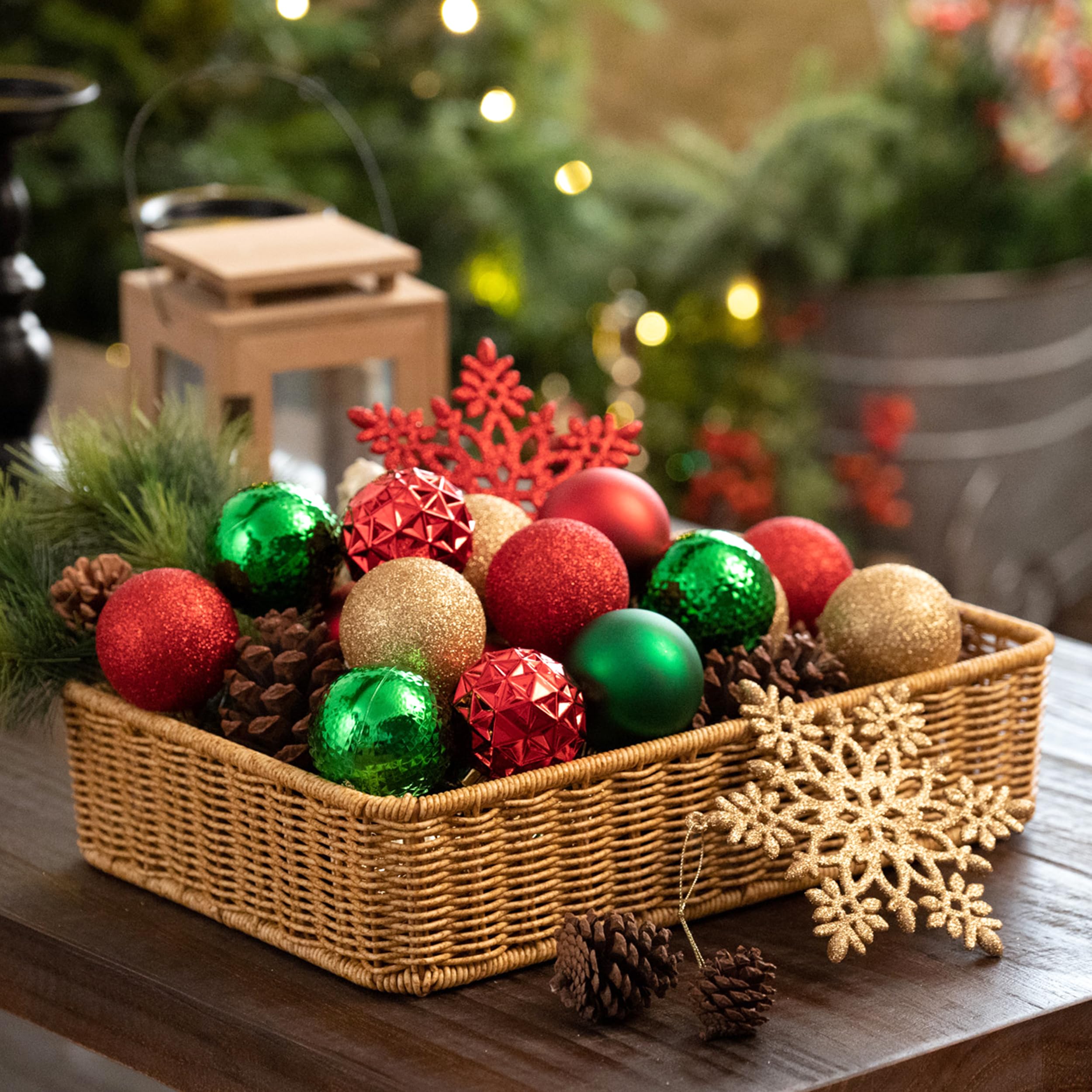 Valery Madelyn Lot de 50 boules de Noël en plastique avec crochet de suspension, 5 cm, rouge, vert, doré, décoration de sapin de Noël, avec flocons de neige incassables, décoration de Noël