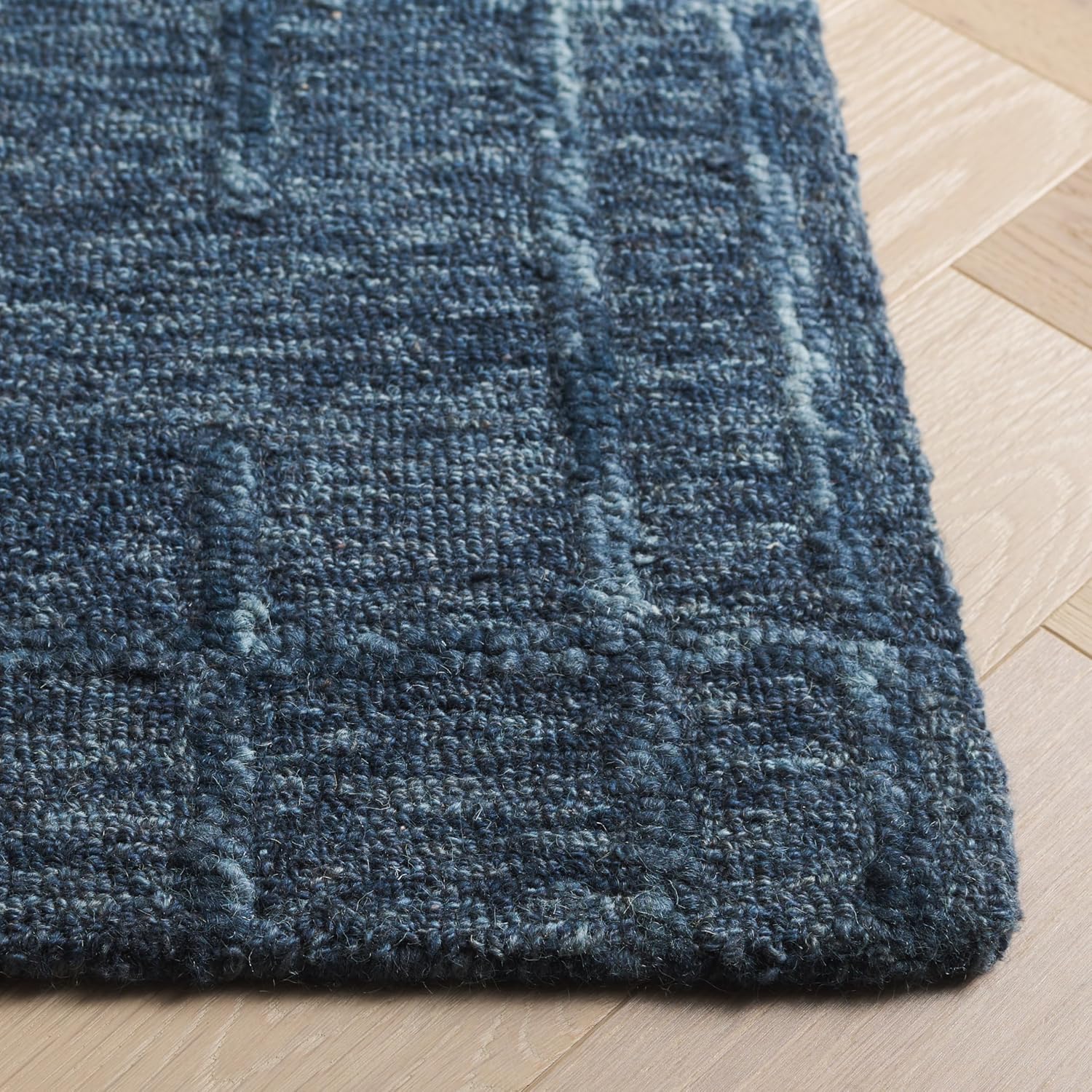 SAFAVIEH Ebony Collection Accent Rug - 3' x 5', Navy, Handmade Wool, Ideal for The Living Room, Bedroom, Dining Room (EBN750N-3)