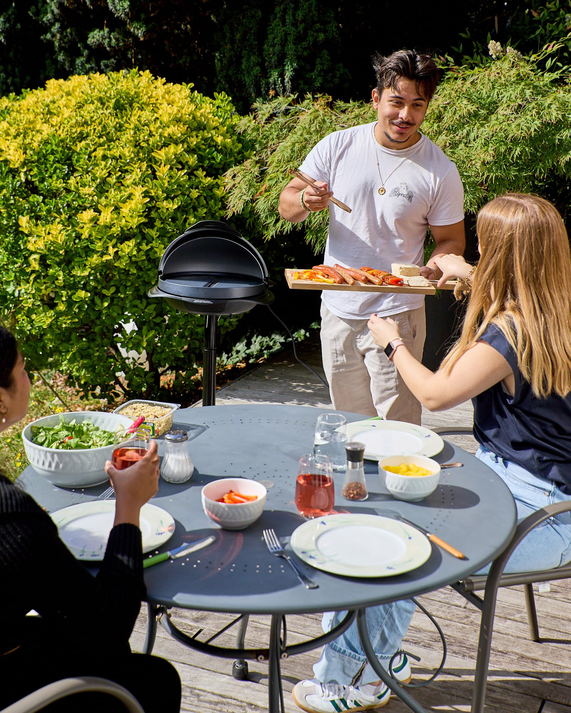 SENYA EASY GRILL Barbecue Électrique 2 en 1 sur Pied et Table – 2200W – Thermostat Réglable – Couvercle Effet Four – Plaque Antiadhésive Ø40 cm – Idéal Balcon & Jardin, 2200W