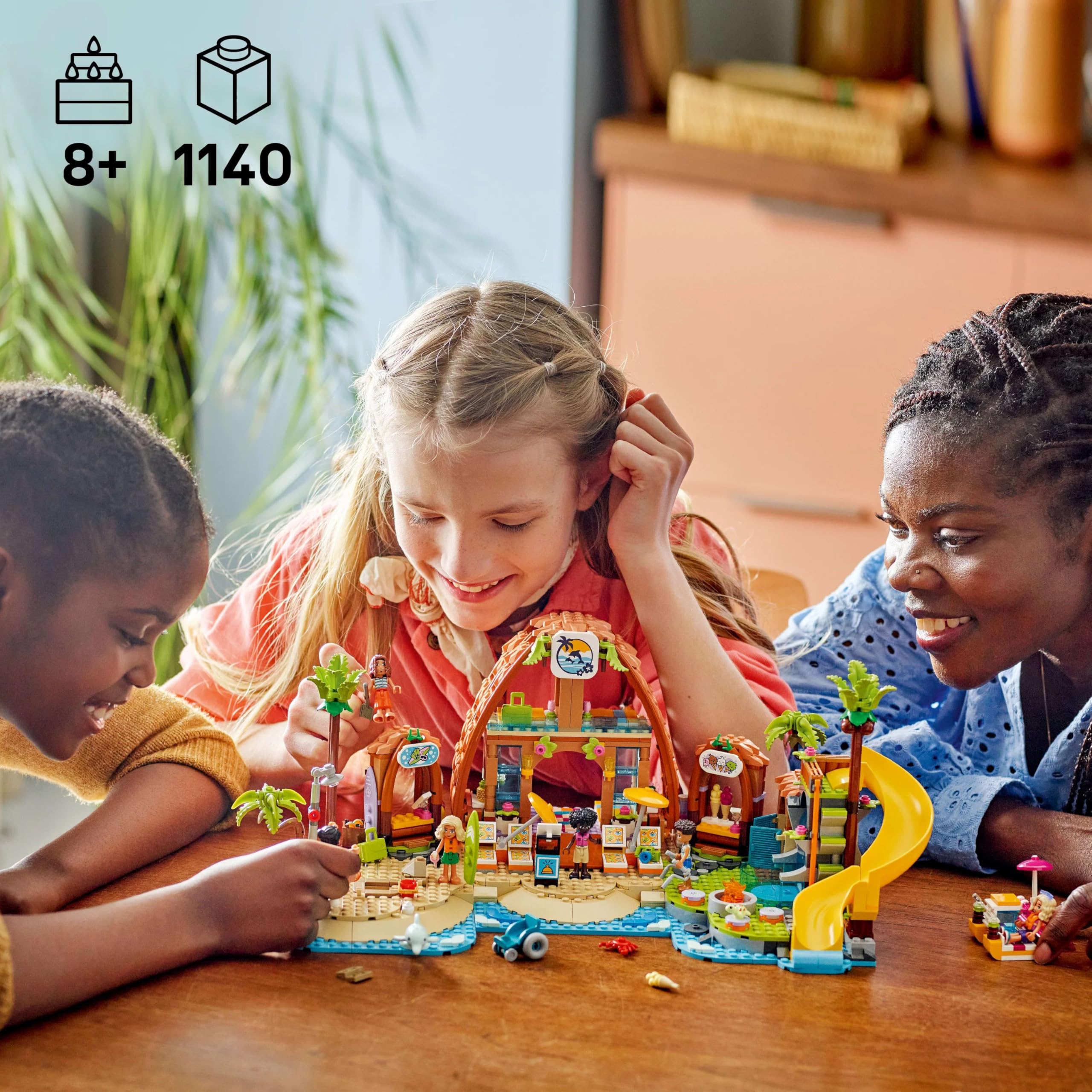 LEGO Friends Vacanza al Beach Resort - Gioco con 6 Mini Bamboline, Animali Giocattolo come Tartaruga e Delfino, Chiosco dei Gelati e Accessori - Regalo di Compleanno per Bambine da 8 Anni - 42673