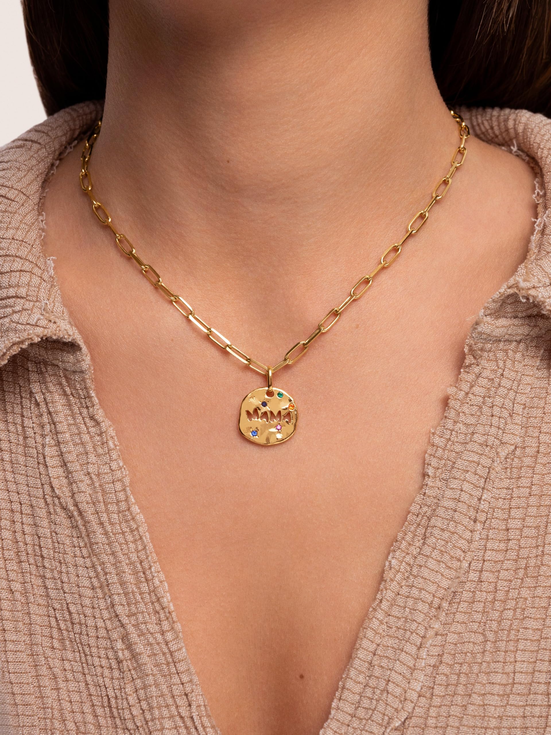 SINGULARU - Charm Mamá. Latón con Acabado en Baño de Oro de 18kt o Rodio. Charm con Motivo y Circonitas de Colores. Cierre Asa. Joyas para Mujer
