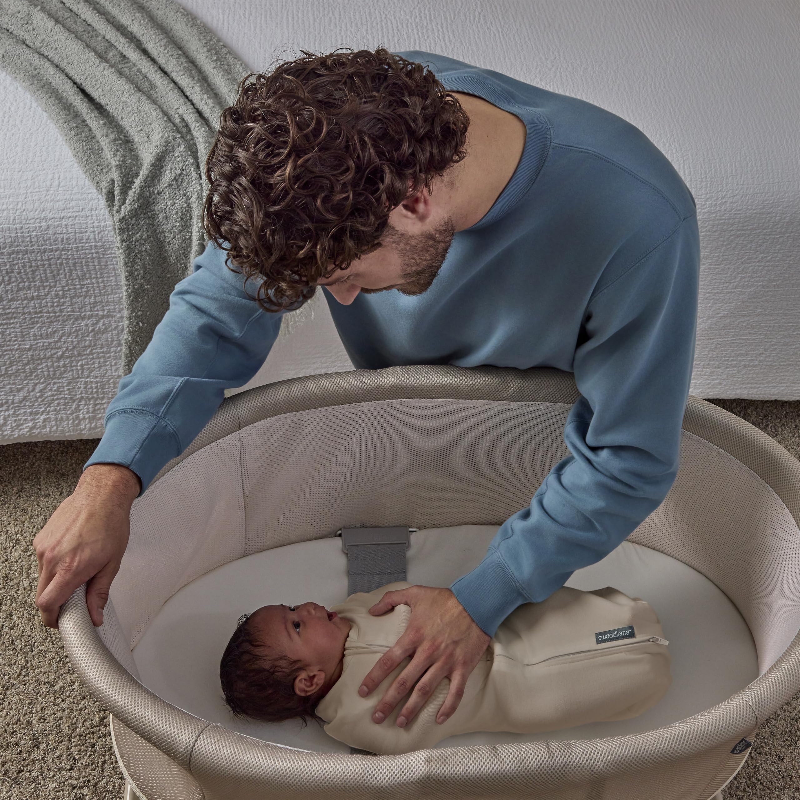 Ingenuity Snooze & Stow Easy-Folding Stubenwagen mit Sound, Licht und Vibration, tragbarer Baby-Stubenwagen mit Einhand-Klappmechanismus, Netzseiten, Ablagefach und Rädern