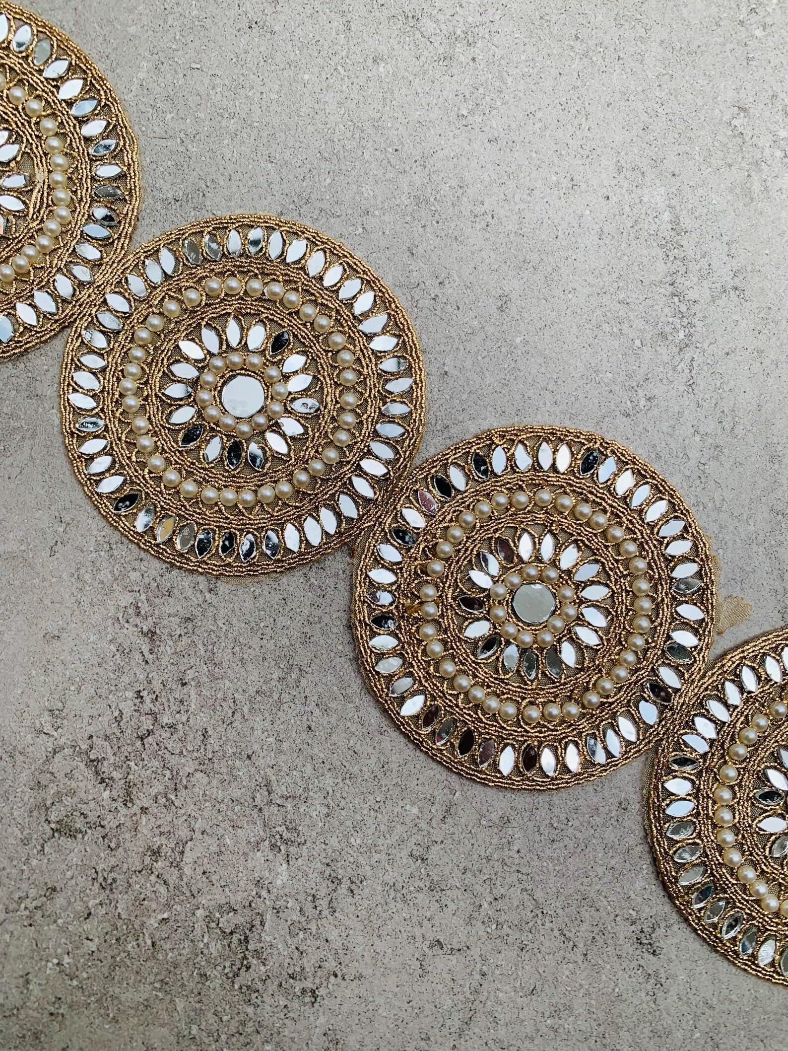 Passamaneria in pizzo smerlato dorato con perle – Bordo decorativo per sari, abiti, tende, artigianato fai da te – Bordo con paillettes con perline fatto a mano – Disponibile in 1, 3, 6
