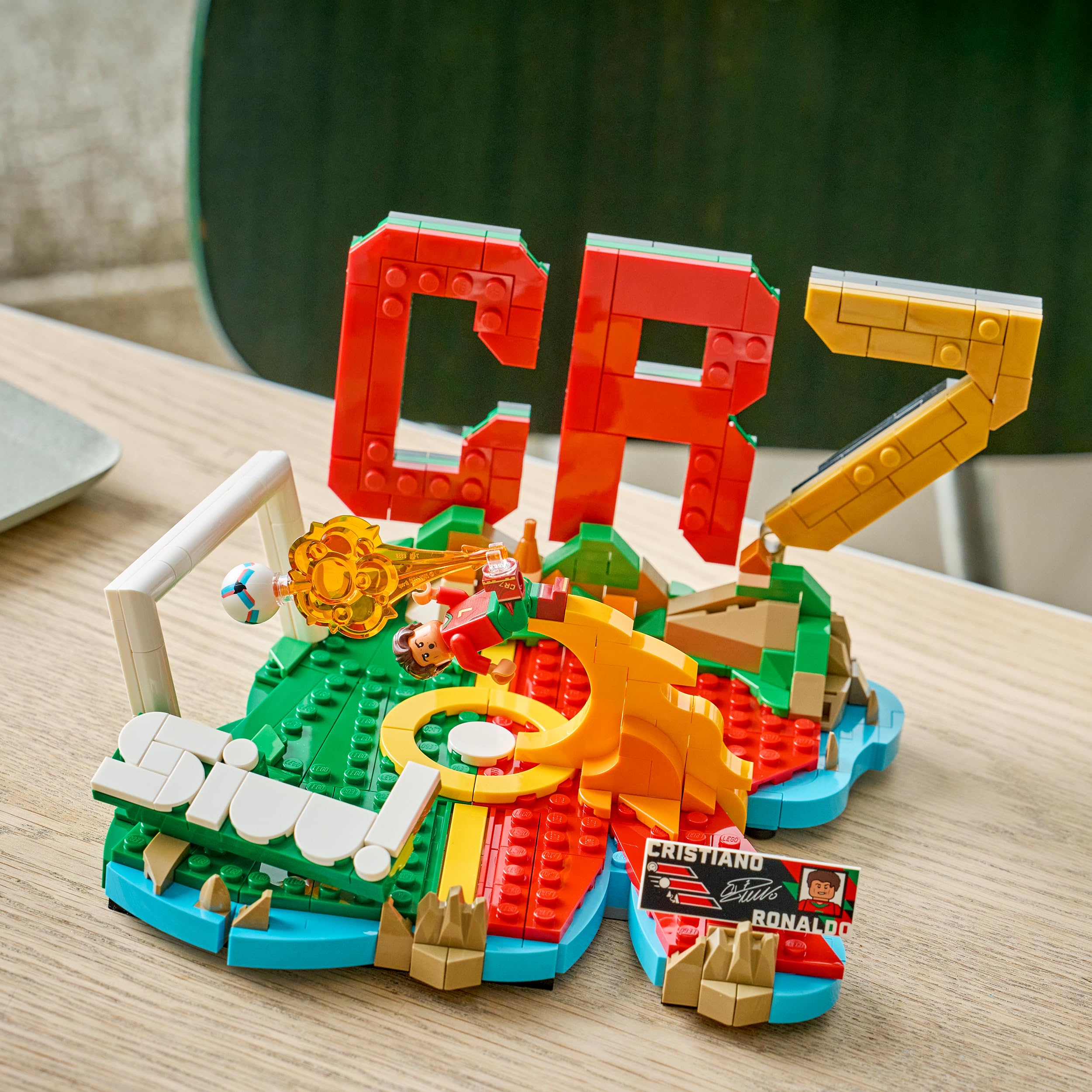 LEGO Editions Cristiano Ronaldo – Best of - Jeu Football - Maquette 3D avec Minifigurine Collector - Décoration de Chambre d'enfant - Cadeau dès 10 Ans pour Garçon, Fille ou Adulte Fan de Sport 43012
