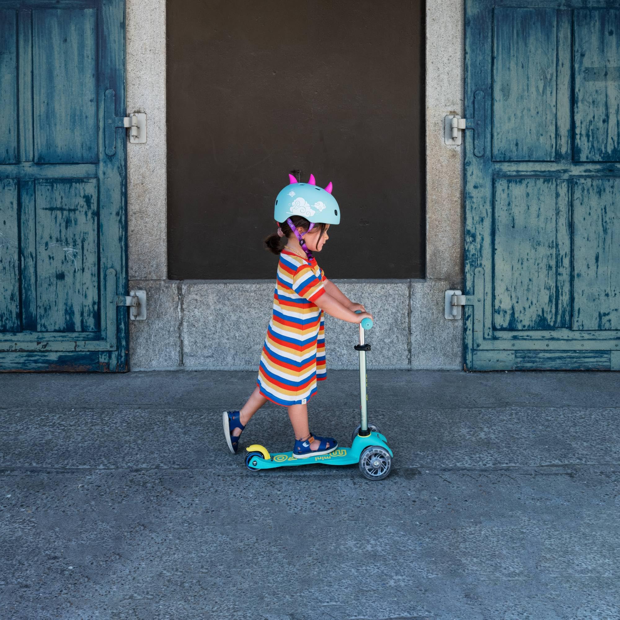 Micro® | Casco 3D V2 Infantil | Protección para Patinete o Bicicleta | Luz Trasera de Seguridad 3 Posiciones | Cierre imantado | Ultraligero | Niños y Niñas