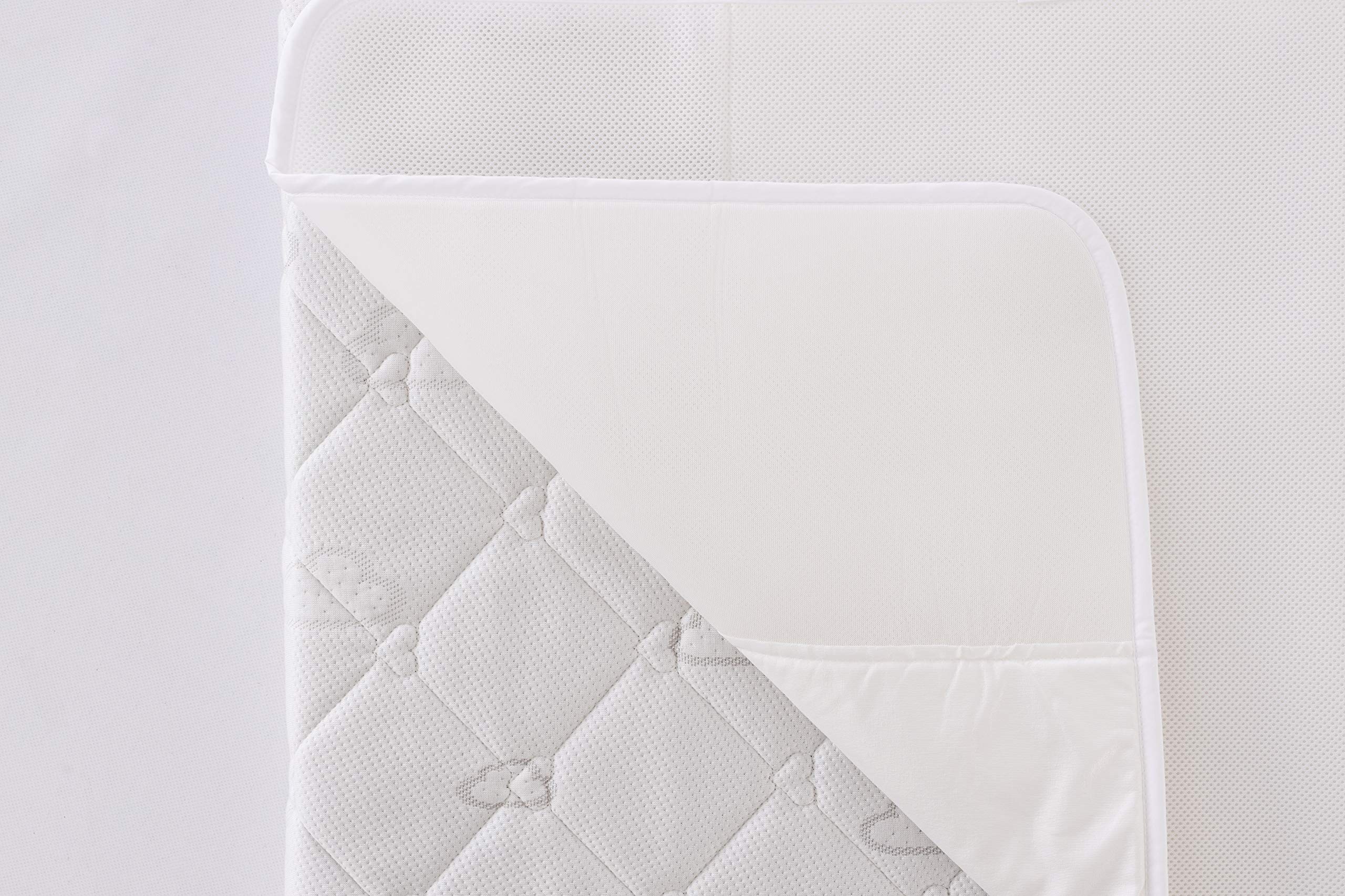 Träumeland T090323 AirDry Nässeschutzauflage - wasserdicht und hautsympathisch - mit extra Belüftung am Kopfteil, Größe 70 x 140 cm, weiß, 450 g