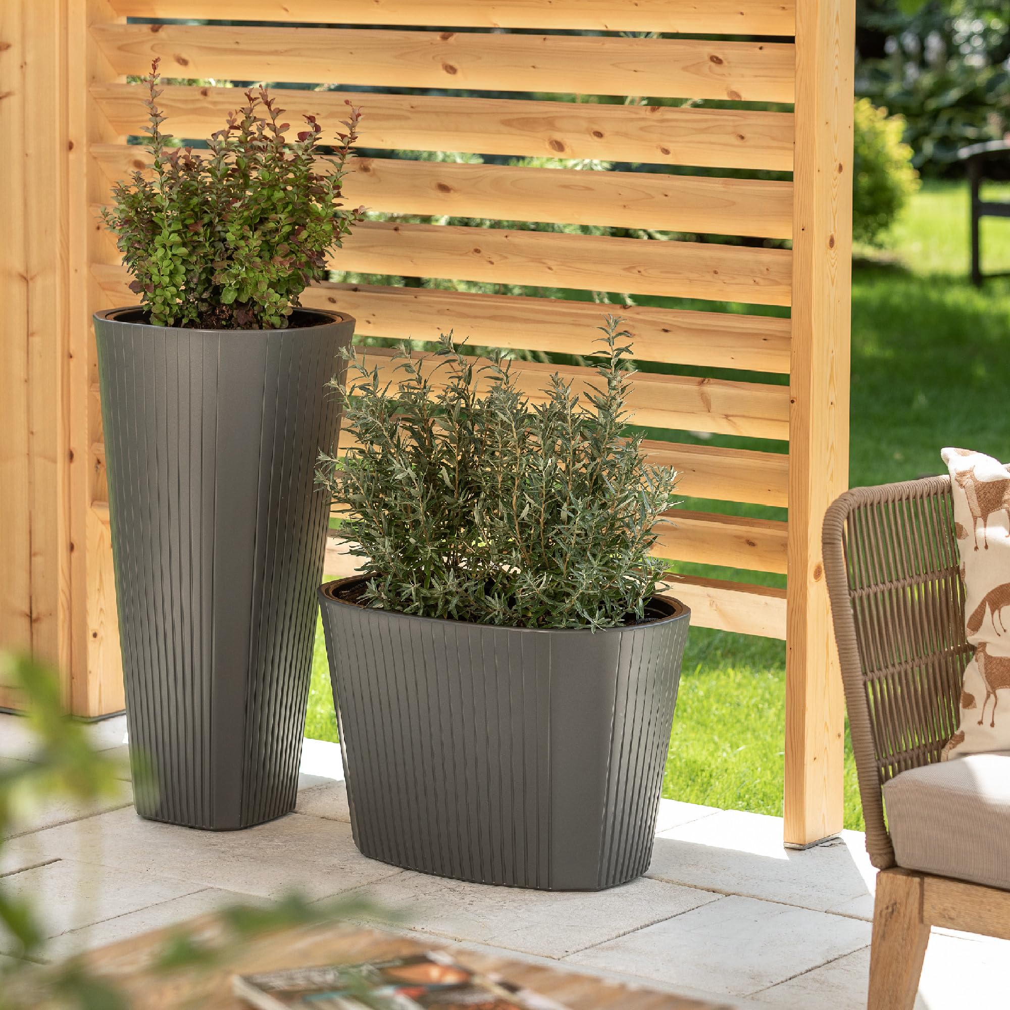 botle Pot de fleurs avec grand insert - Couleur terre cuite - Ovale - 59,5 x 39 cm - Hauteur : 41 cm - Surface rainurée - Plastique mat - Moderne - Glamour - Pour terrasse, jardin, balcon