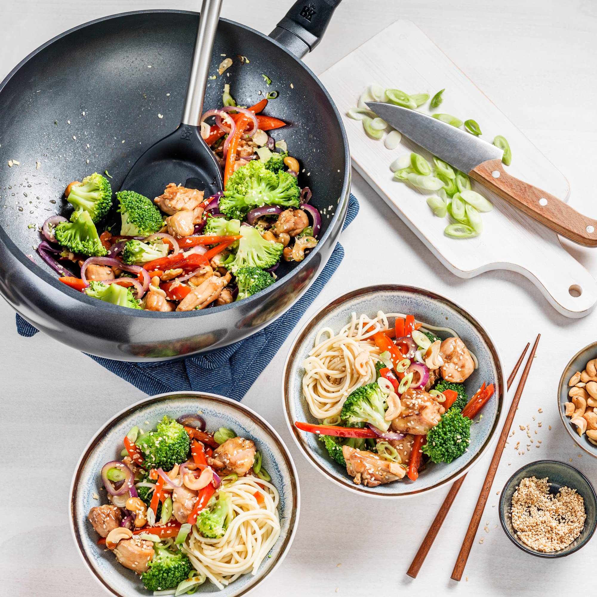BK Wokarang Padella Wok in Ceramica Antiaderente Sana da 30 cm, Manico in Acciaio Inox, Senza PFAS, Induzione, Sicura per Forno e Griglia fino a 160°C, Durevole e Professionale, Lavastoviglie, Nero