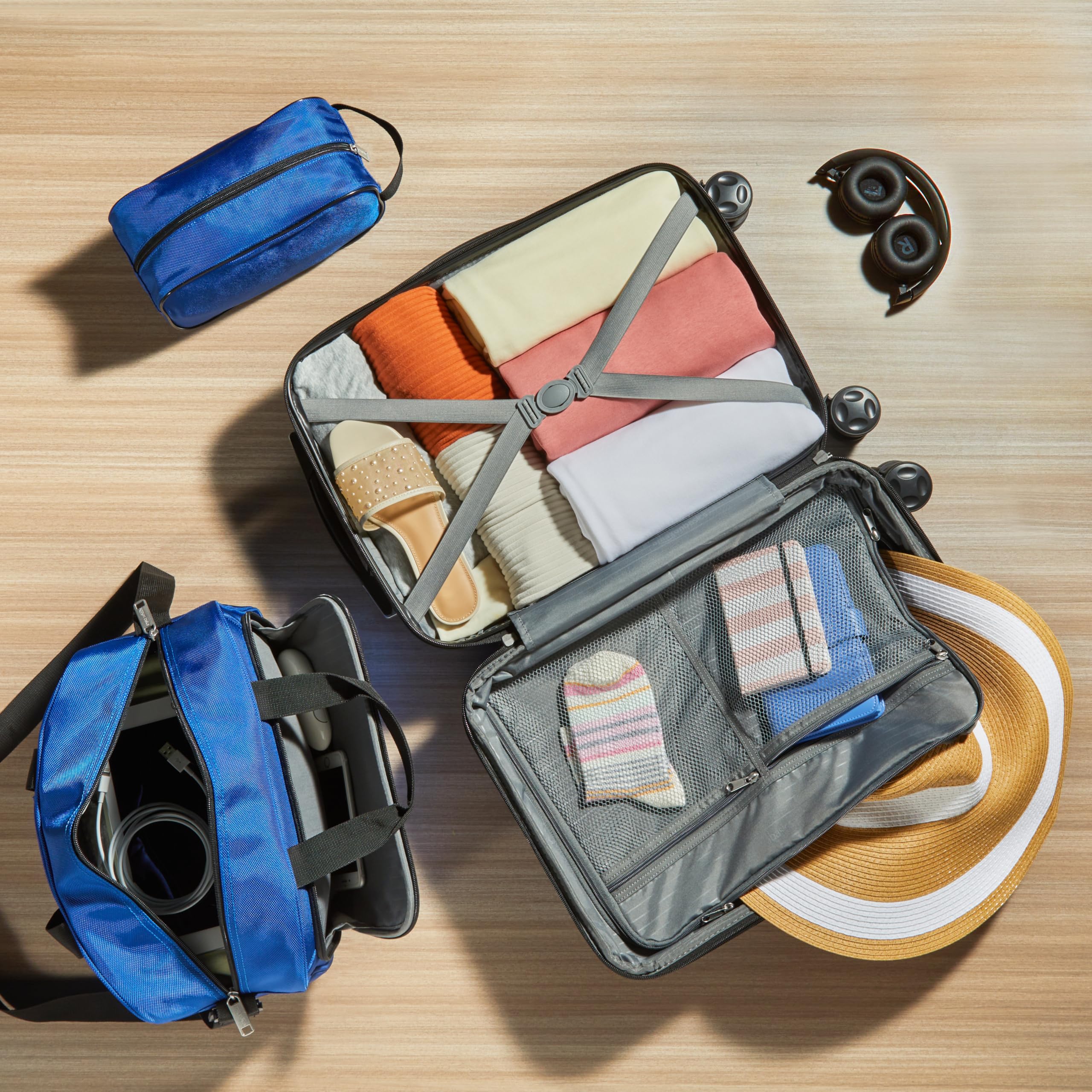 Amazon Basics Set di Valigie Rigide, 3 pezzi, Trolley, Borsa a mano, Borsa da viaggio compatta, Espandibili, 4 Ruote Girevoli, Blu Navy