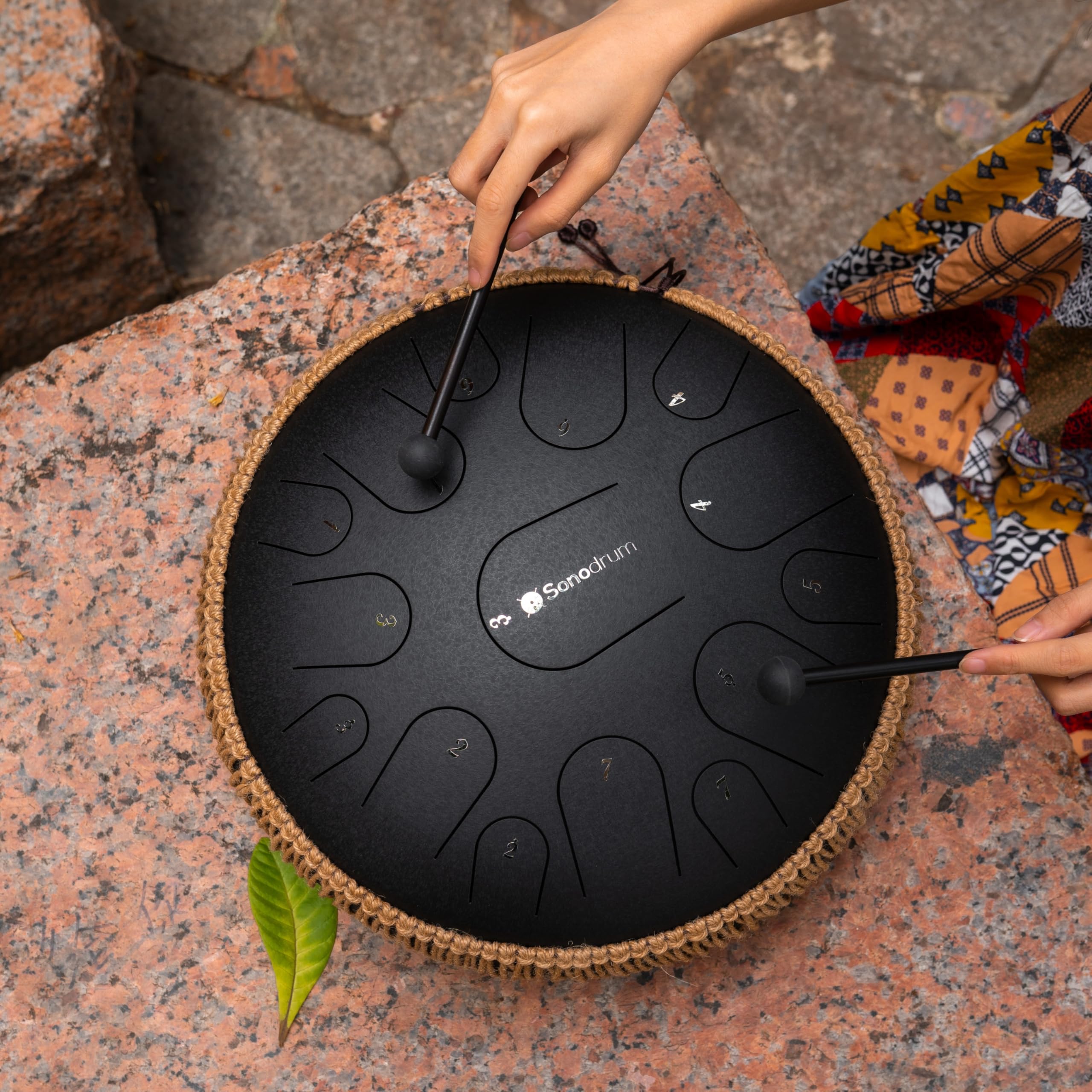tamburo a lingua d'acciaio 'Premium' in Do Maggiore, nero - 35 cm con 15 note - steel tongue drum con canzoniere, mazzuoli, fingersticks e borsa da trasporto. Senza leggere le note.
