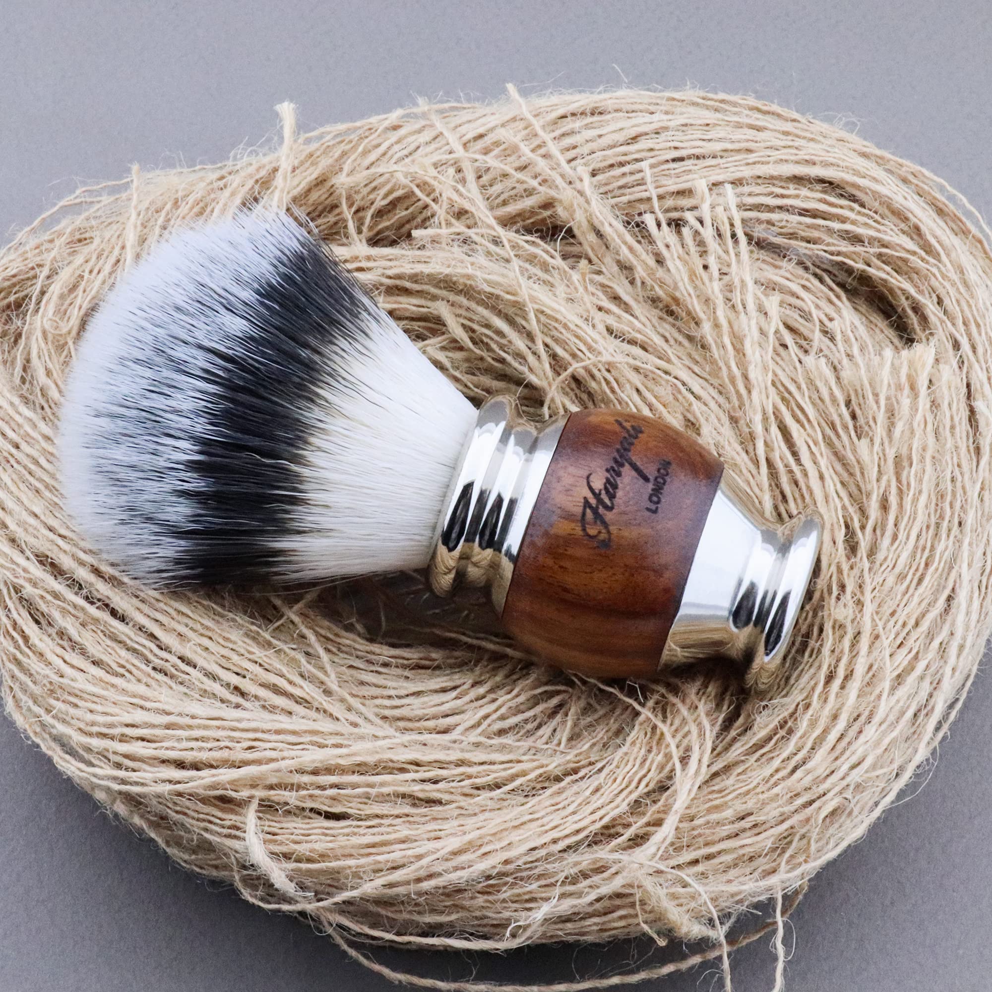 Haryali London Set di pennelli da barba sostenibili, pennelli da barba in legno e acciaio inox, pennello da barba sintetico, supporto per rasoio in acciaio inox, supporto per pennello da barba