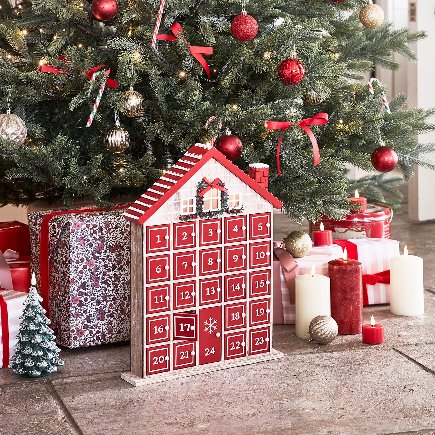 Lights4fun, Inc. Winter Bauernhaus Weihnachten Vorbeleuchtet LED Holz Adventskalender mit Fenster