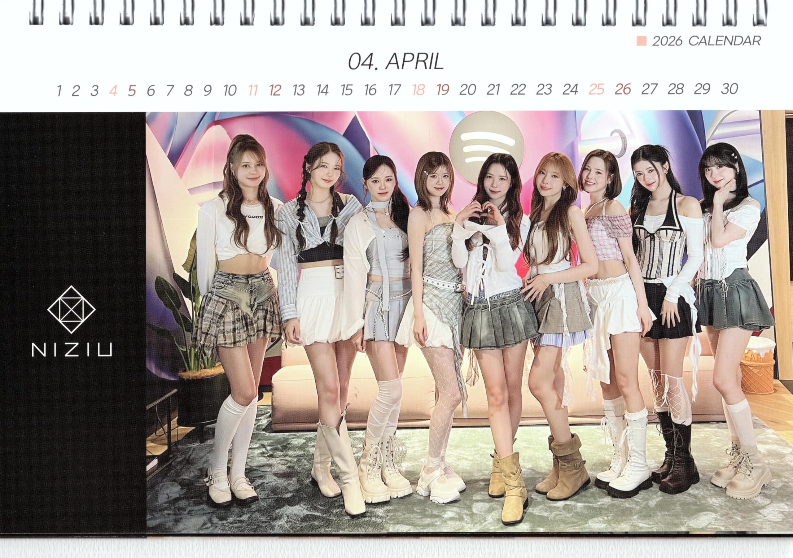 Amazon | NiziU ニジュー グッズ 卓上 カレンダー (写真集 カレンダー