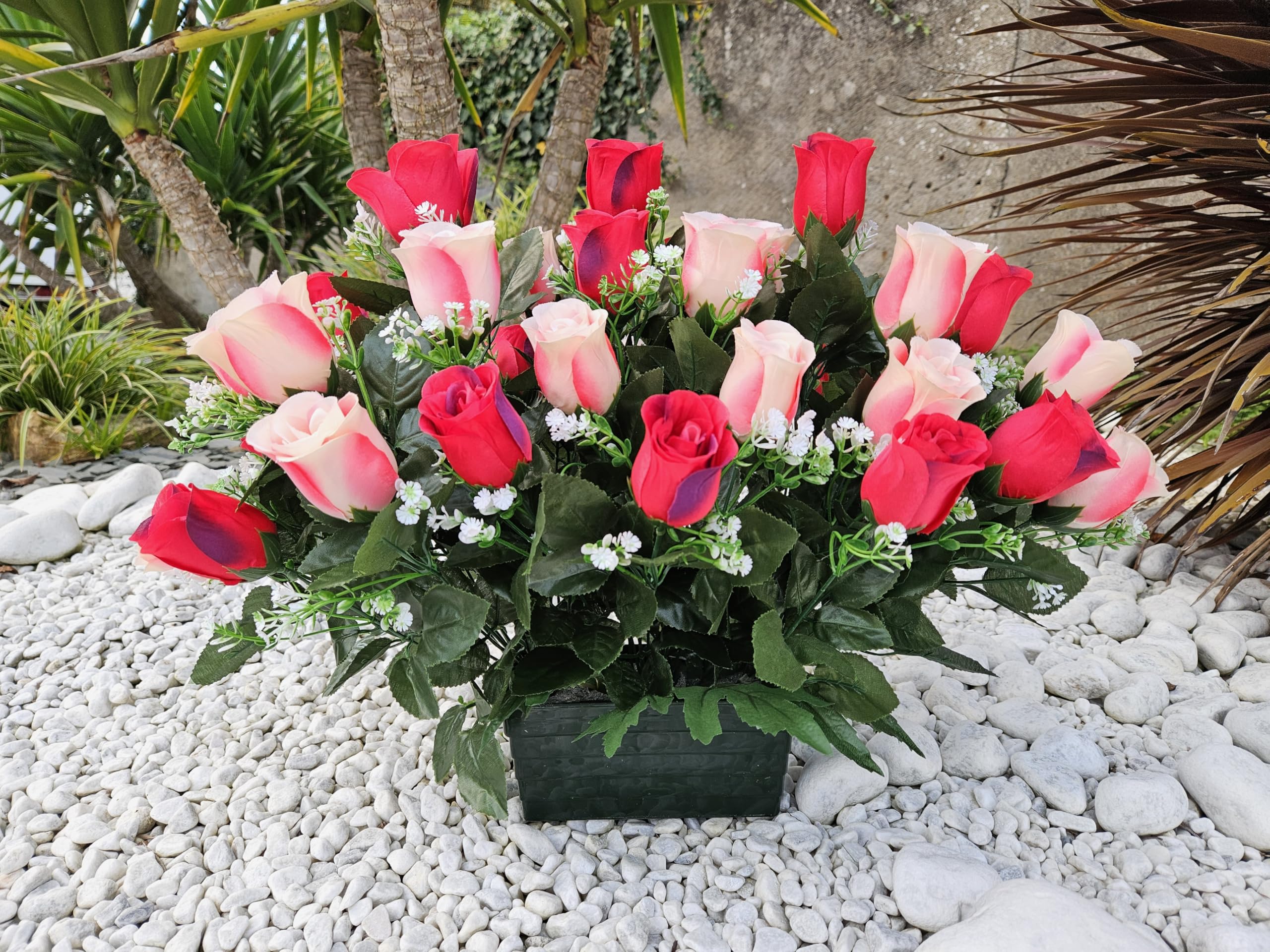 Composition de Fleurs Artificielles Lesté Ciment Pour Une Parfaite Tenue à L' extérieur. Réalisé Par nos Soins, Fleurs de Qualité.