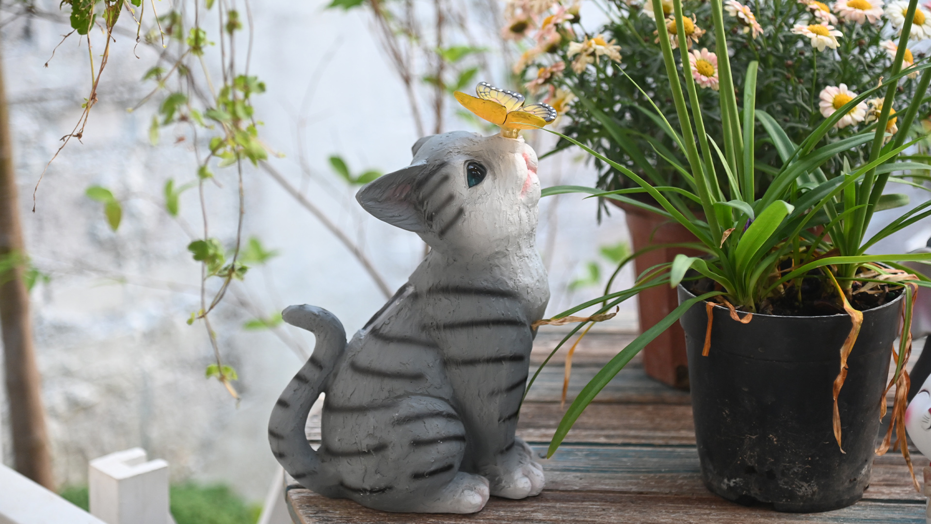 置物 Rainy Summer Handcrafted Resin Cat Figure WHIMSYNOOK 10.7