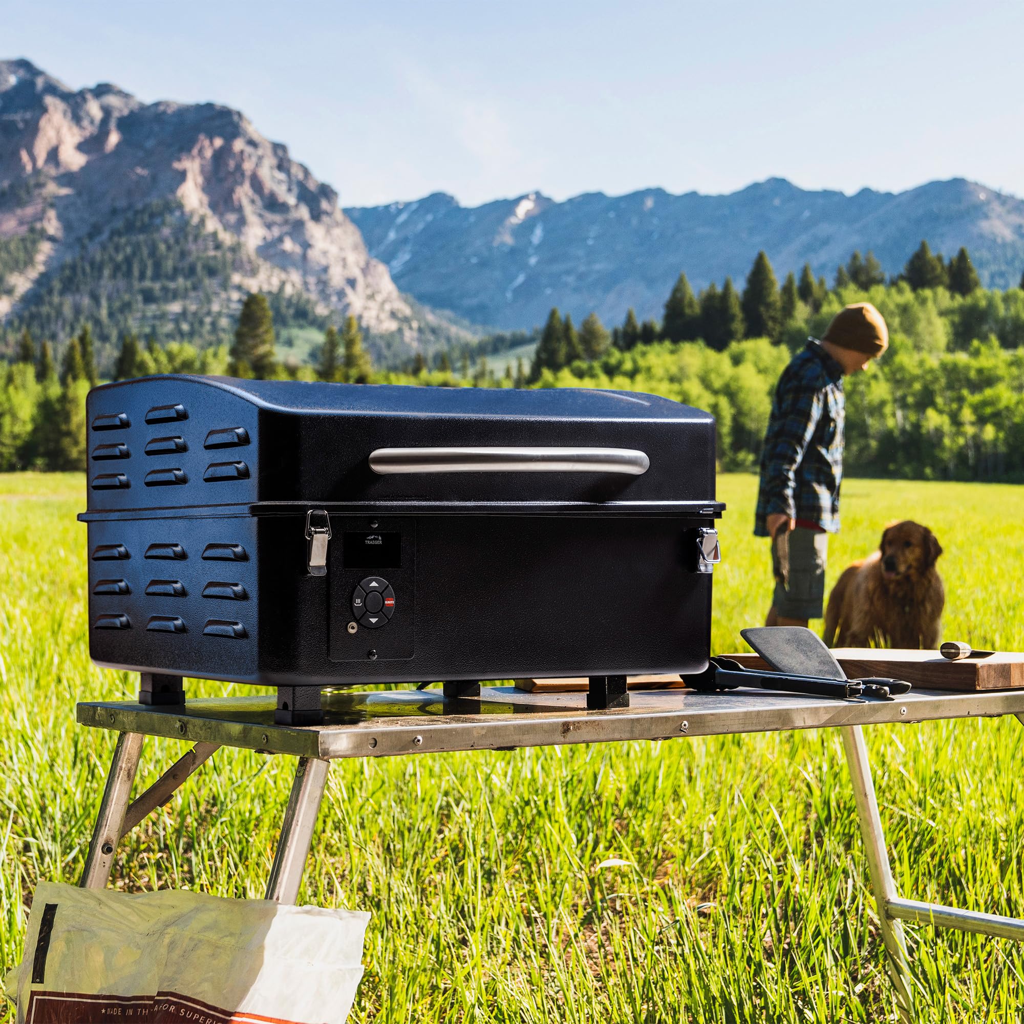Traeger Grills Trailhead, tragbarer Holzpelletgrill und Smoker - Elektrischer Tisch-Pelletsmoker mit digitalem Lichtbogenregler, für Heckklappe und Kochen im Freien + To Go Abdeckung + Wechselrichter