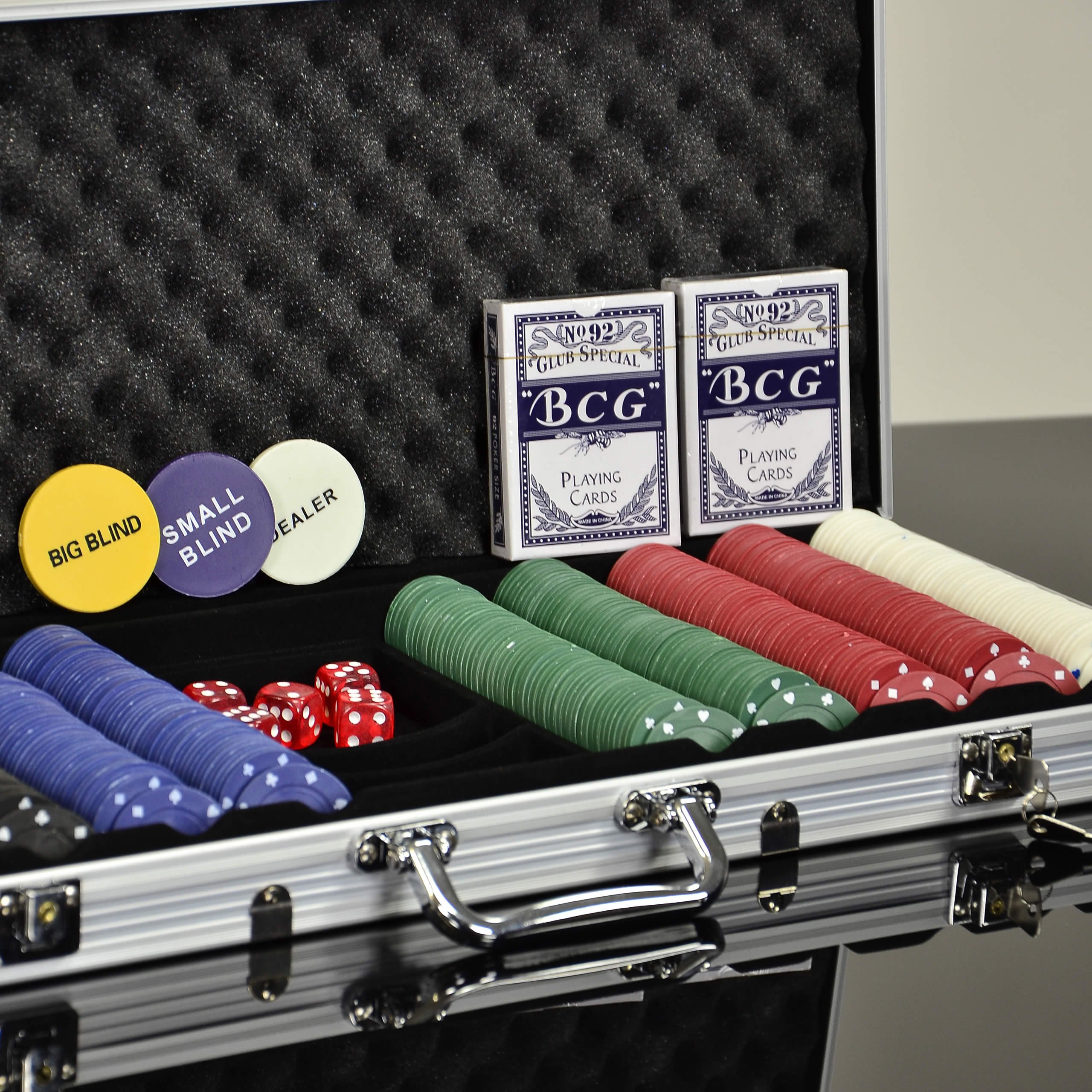 Nexos Trading Pokerkoffer Starter-Poker-Set mit 500 Poker-Chips im Alu Koffer mit 2 Schlüssel Silber inkl. 2 Kartendecks 1 Dealer Button 5 Würfel
