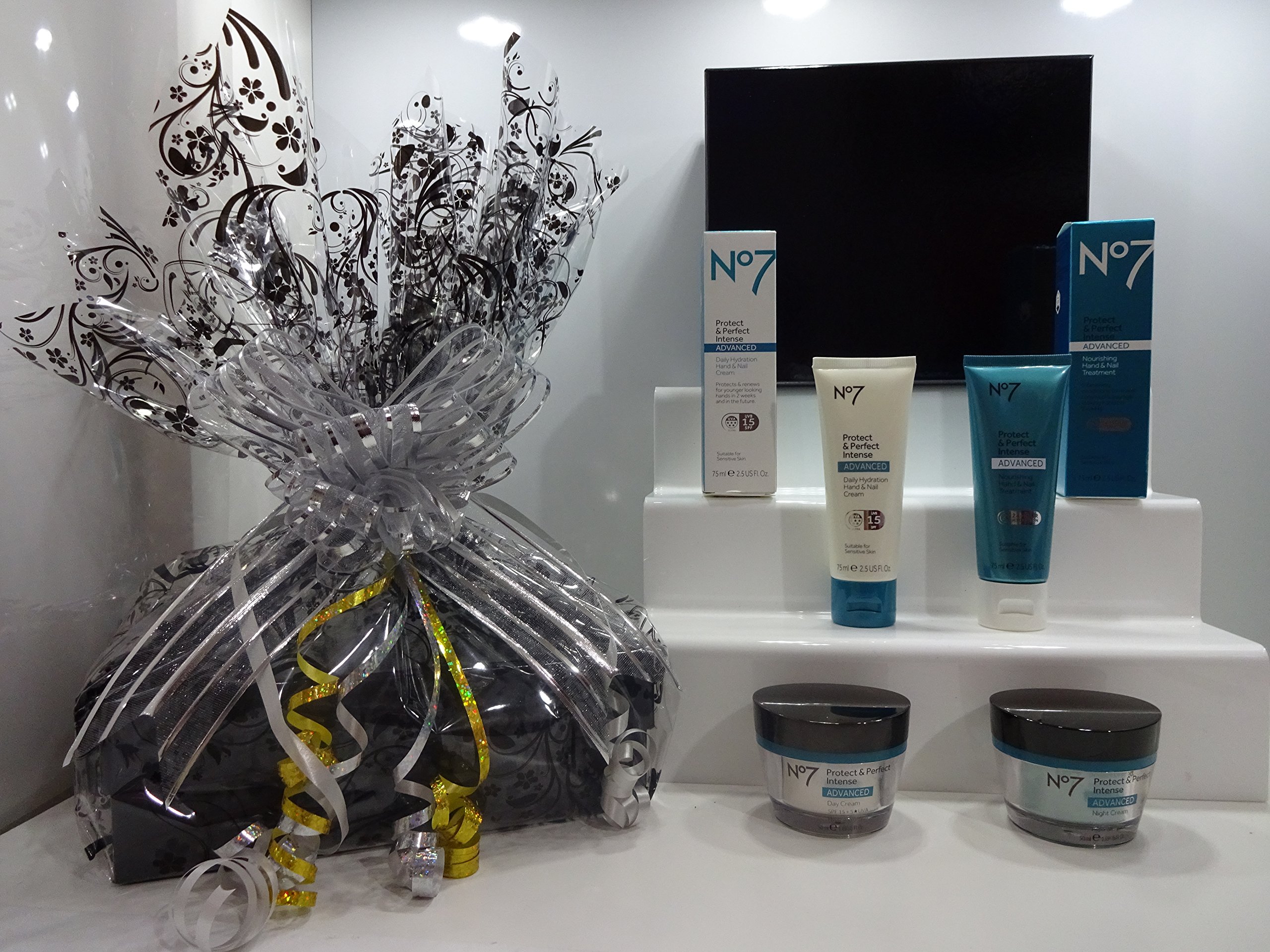 No7 Protect & Perfect Intense Collection Zestaw upominkowy w pudełku prezentowym w luksusowym koszyku na prezent zapakowany kosz na prezent dla niej