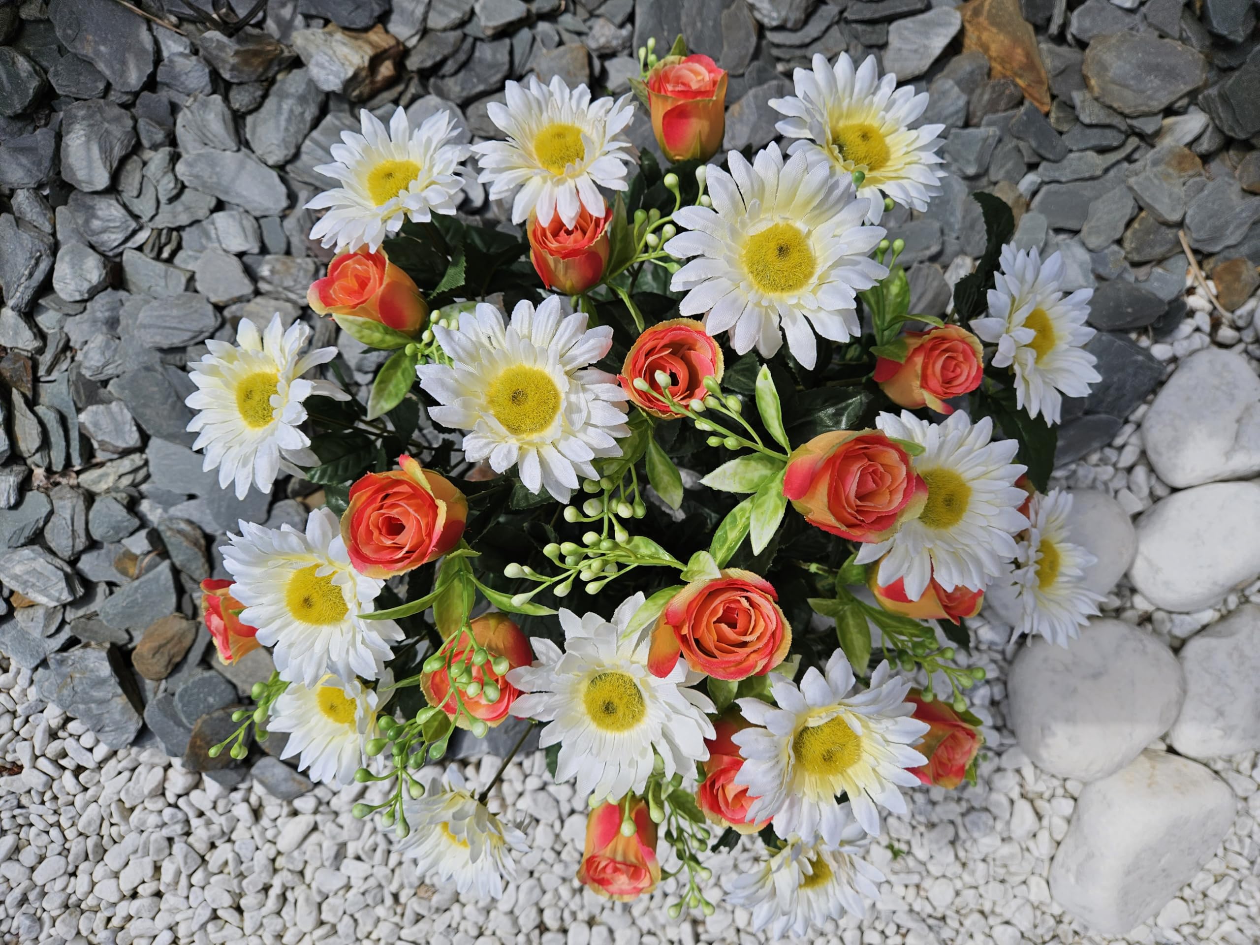Composition De Fleurs Artificielles Lesté Ciment pour Une Parfaite Tenue à L' Extérieur. Réalisé par Nos Soins, Les Fleurs sont Aussi de Très Bonne Qualité.