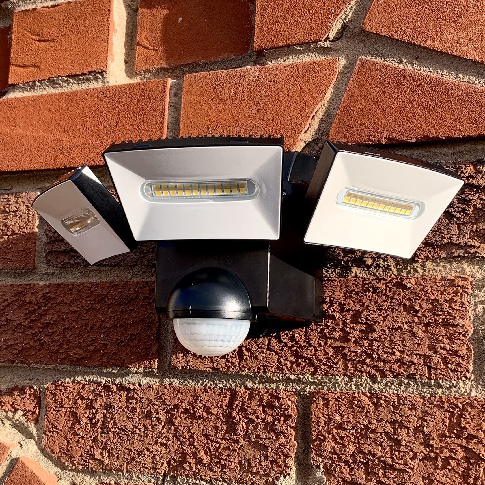IQ Group Batterie LED Strahler, moderne Außenleuchte mit 180 Grad Bewegungsmelder, Lampe IP44 für Außen/Innen, hochwertige Marken LED´s, 1200 Lumen Sicherheitsleuchte