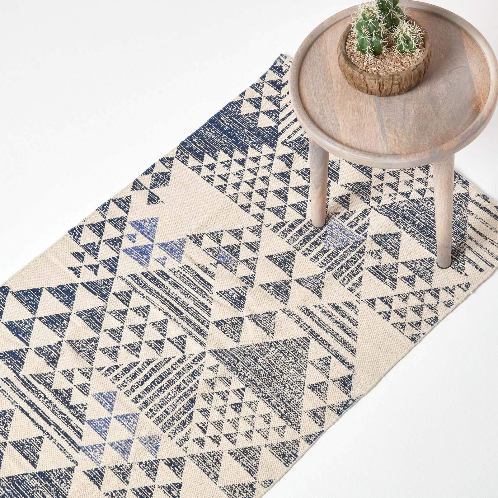 HOMESCAPES - Tapis en Coton à imprimé géométrique Bleu, Fabrication Artisanale - Delphi - 66 x 200 cm
