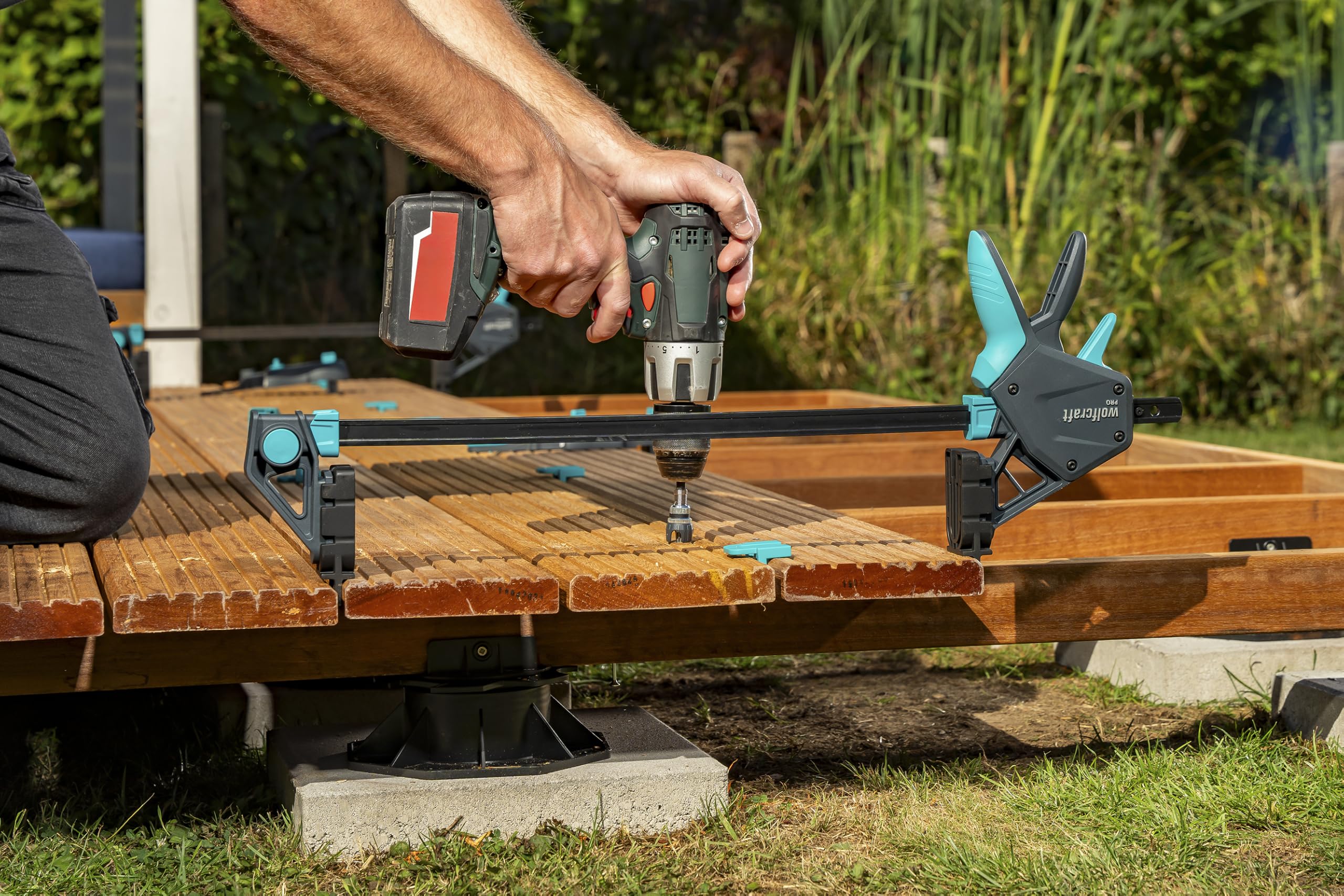 wolfcraft 2 serre-joints PRO - Pour l'alignement et la fixation précis des lames de terrasse avant et pendant le vissage - 8679060