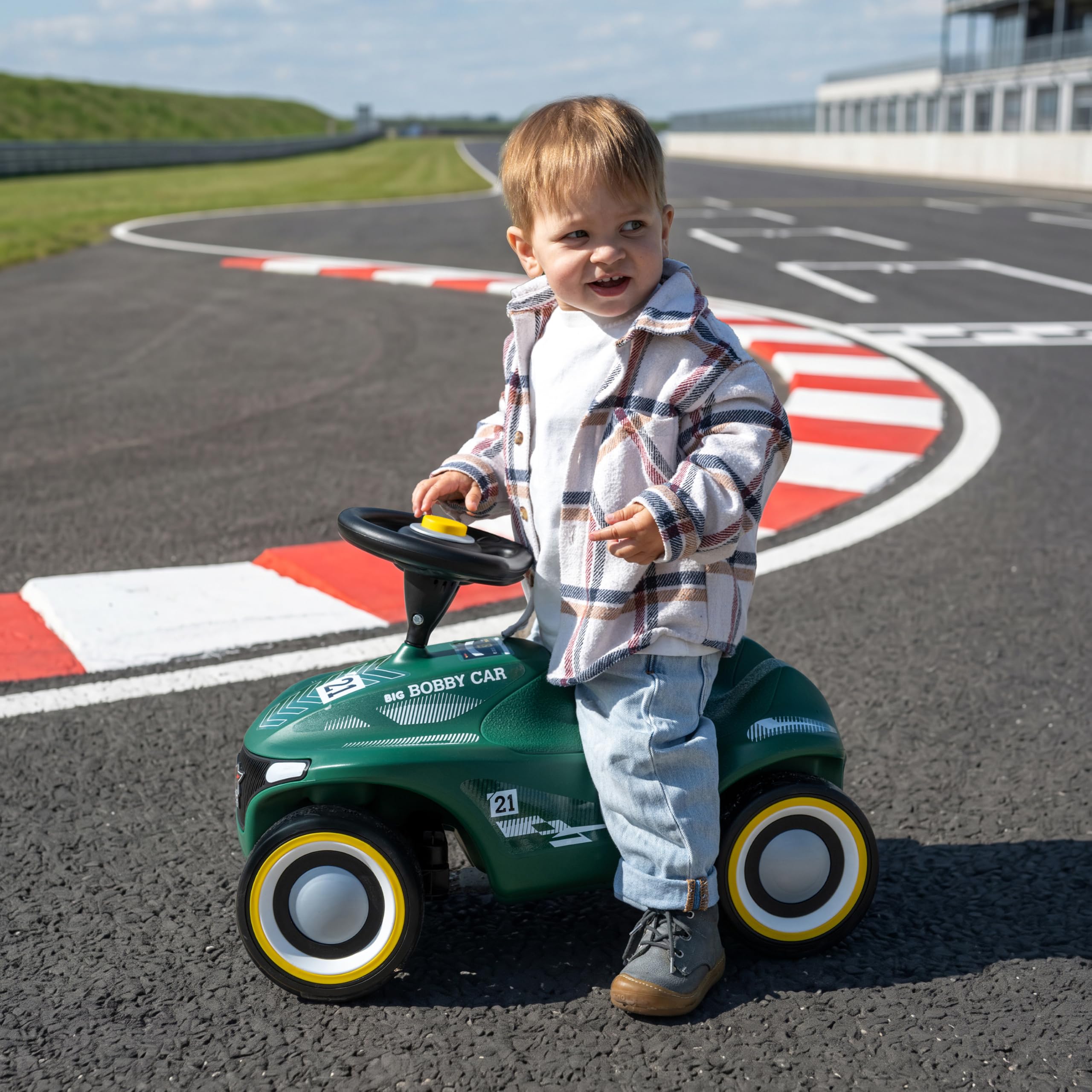 Big Bobby Car Neo RS grün - Rennwagen Rutschauto Kinderfahrzeug mit Flüsterreifen für leise Fahrgeräusche und Guten Grip, ergonomischer Sitz mit Kniemulde, Kleiner Wendekreis, ab 12 Monaten