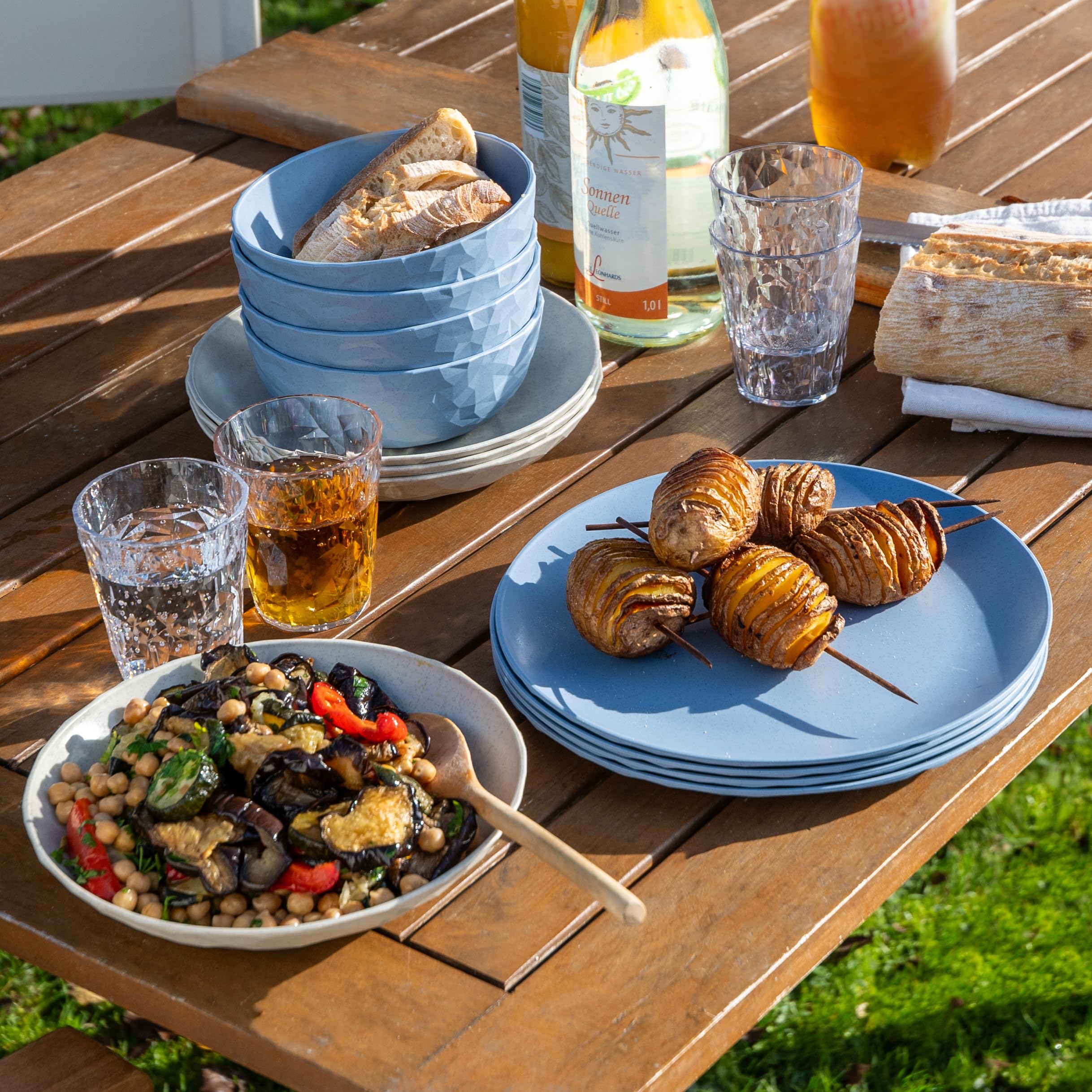 Koziol CLUB SET GÖTEBORG Geschirrset | 16 Teile, bruchfest, stapelbar | biozirkulärer Kunststoff, spülmaschinengeeignet, melaminfrei | Camping, Picknick, Outdoor (nature flower blue)