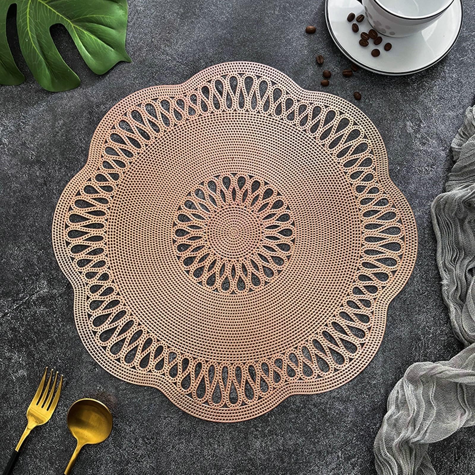 Sets de table fleur or rose de 38 cm au fini métallisé pour une vaisselle chic