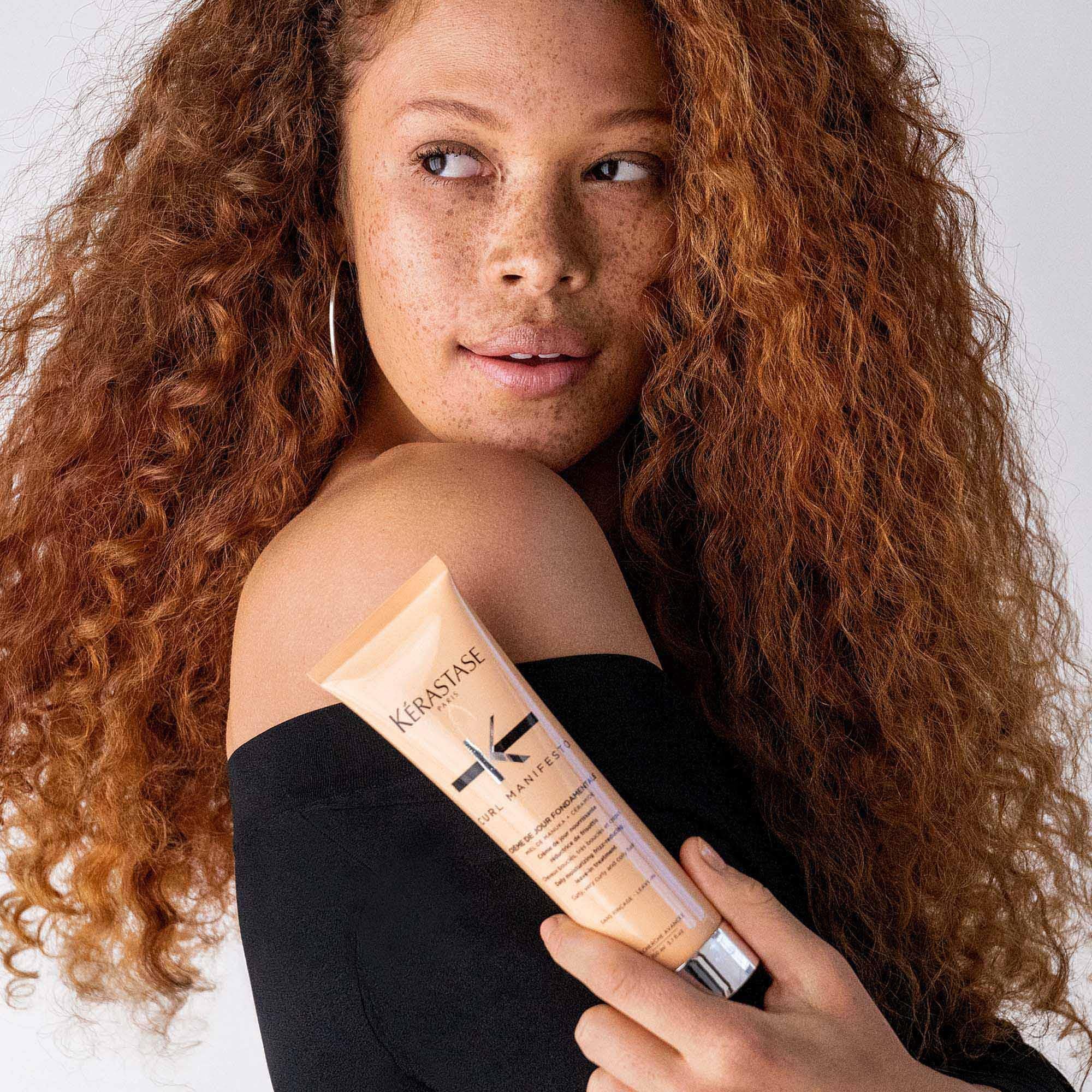 Kérastase Crème De Jour Fondamentale Creme, Feuchtigkeitsspendende Anti-Frizz-Pflege, Für lockiges und krauses Haar, Curl Manifesto, 150 ml