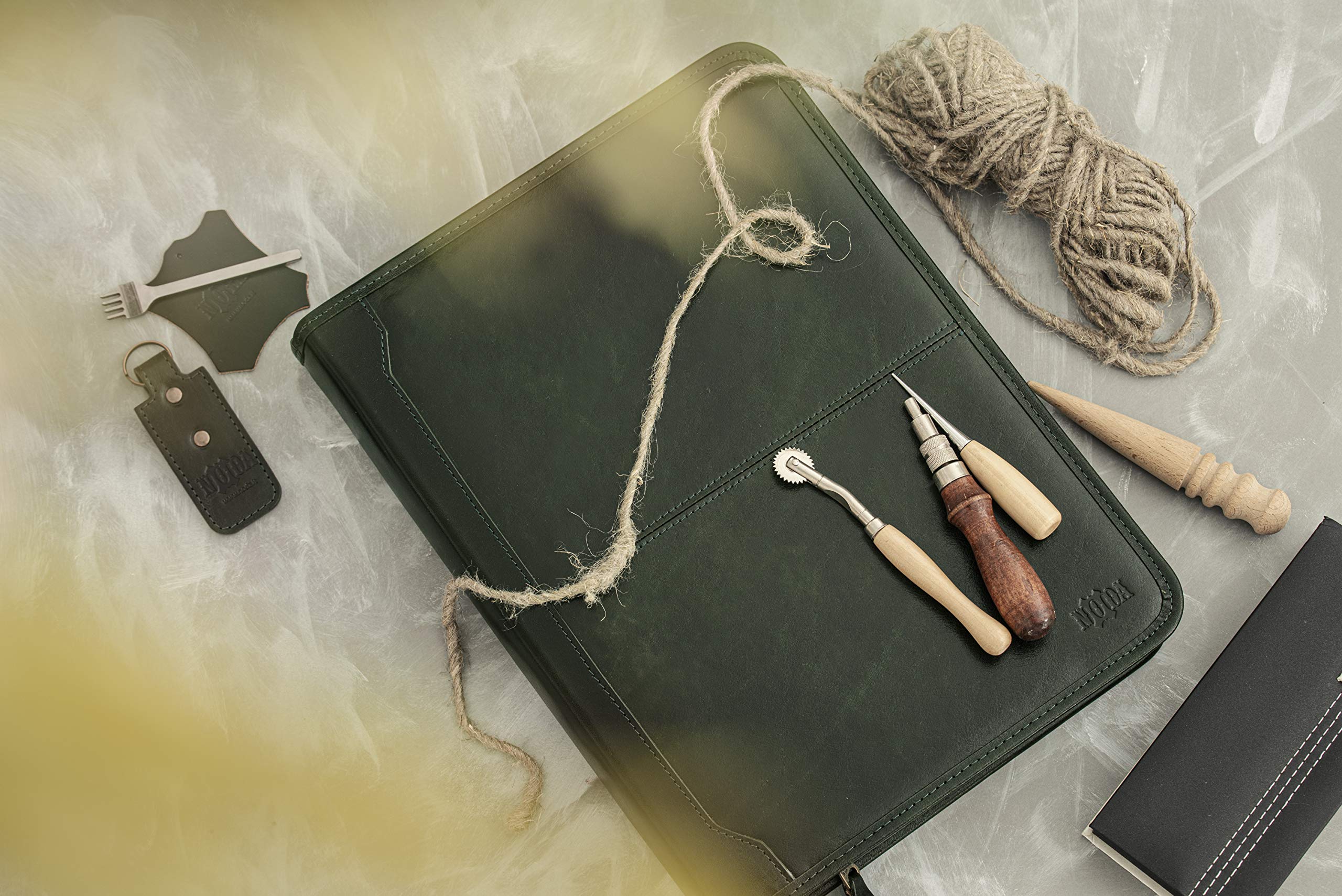 Noda Executive Leder-Padfolio mit 4 Ringen, professionelles Business-Portfolio mit Reißverschluss | Lebenslauf, Dokument, Notizblock, Schreibblock, Organizer | Klemmbrett für Herren und Damen (grün)