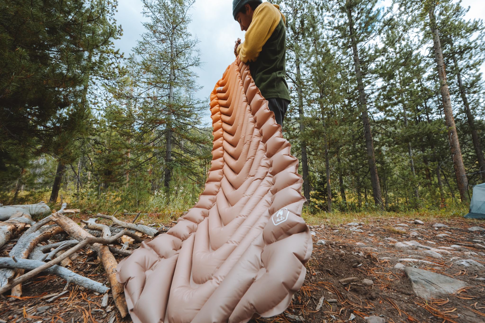 Klymit Colchoneta Inflable aislada estática V2 | Comodidad Mejorada | Portátil, Ultraligera, fácil de inflar, Cama de Aire Plegable para Camping, mochilero y Senderismo - Mezcla