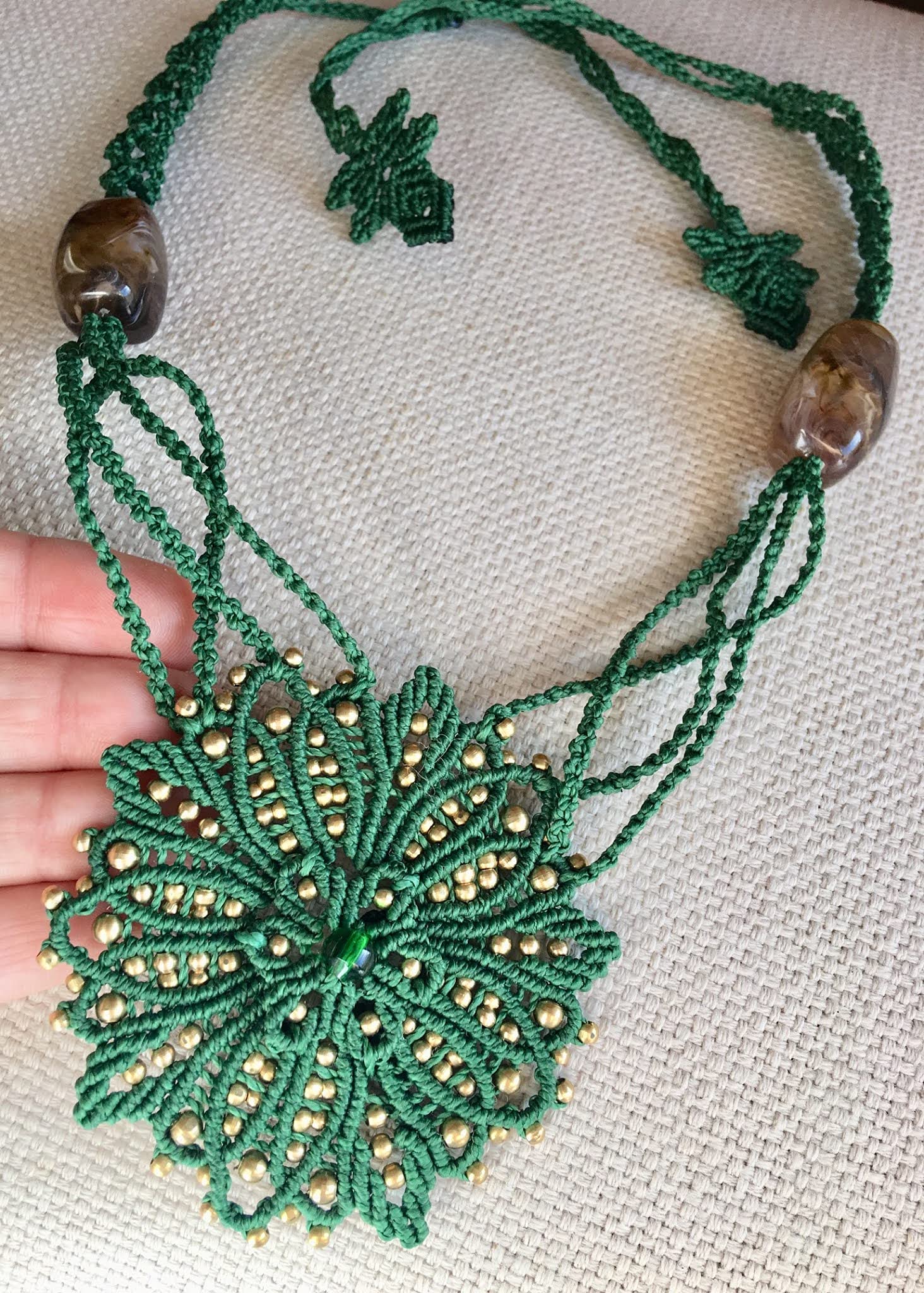 Collar flor macramé verde hecho a mano con hilo encerado y cuentas laton .Cierre ajustable .La flor mide aprox.7,5 cm. de diámetro