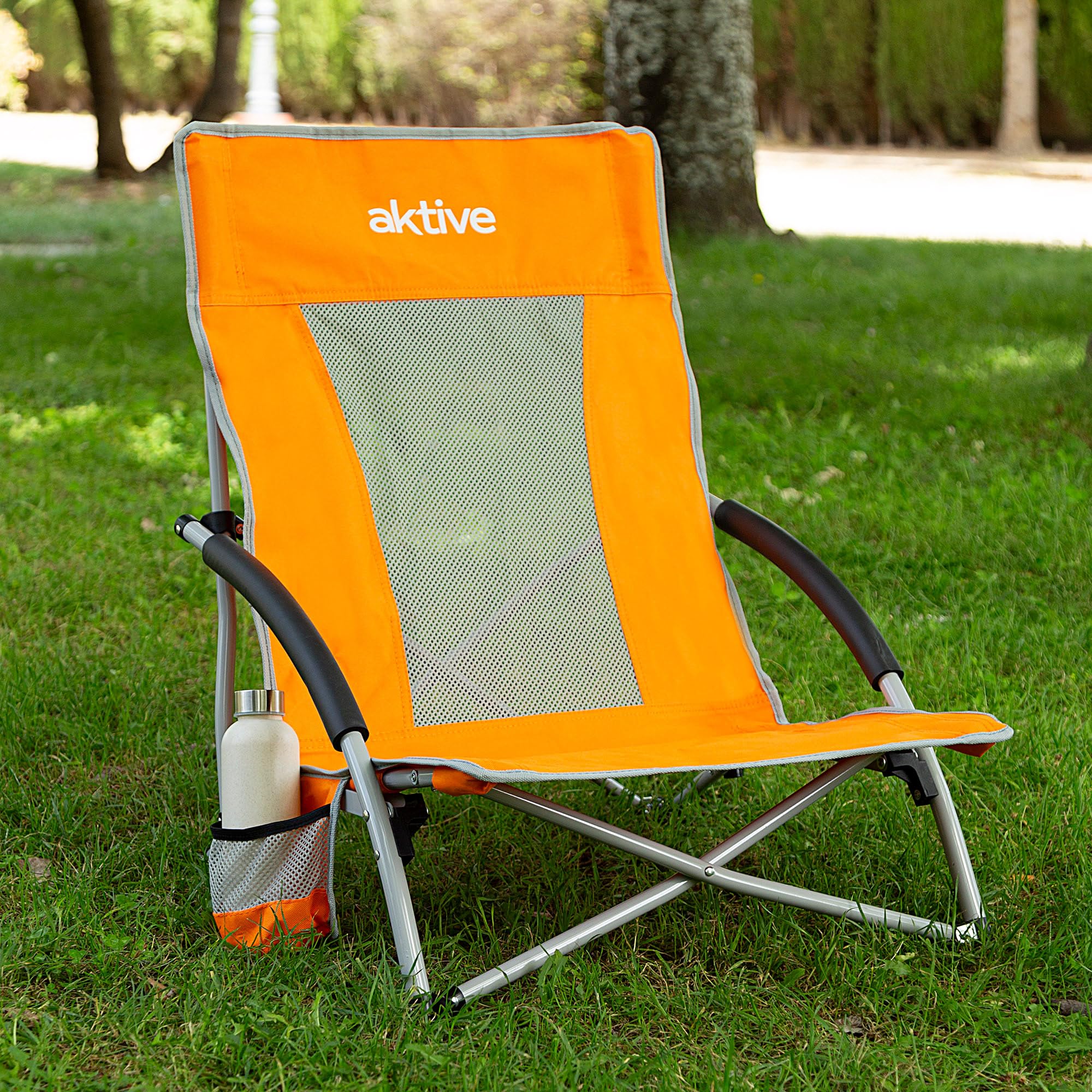 AKTIVE Lot de 4 chaises de Plage Pliantes, Assise Basse, 50 x 51 x 67 cm, en Acier, Polyester et Maille, accoudoirs rembourrés, avec Dessous de Verre latéral, Max 110 kg, Housse de Transport Incluse