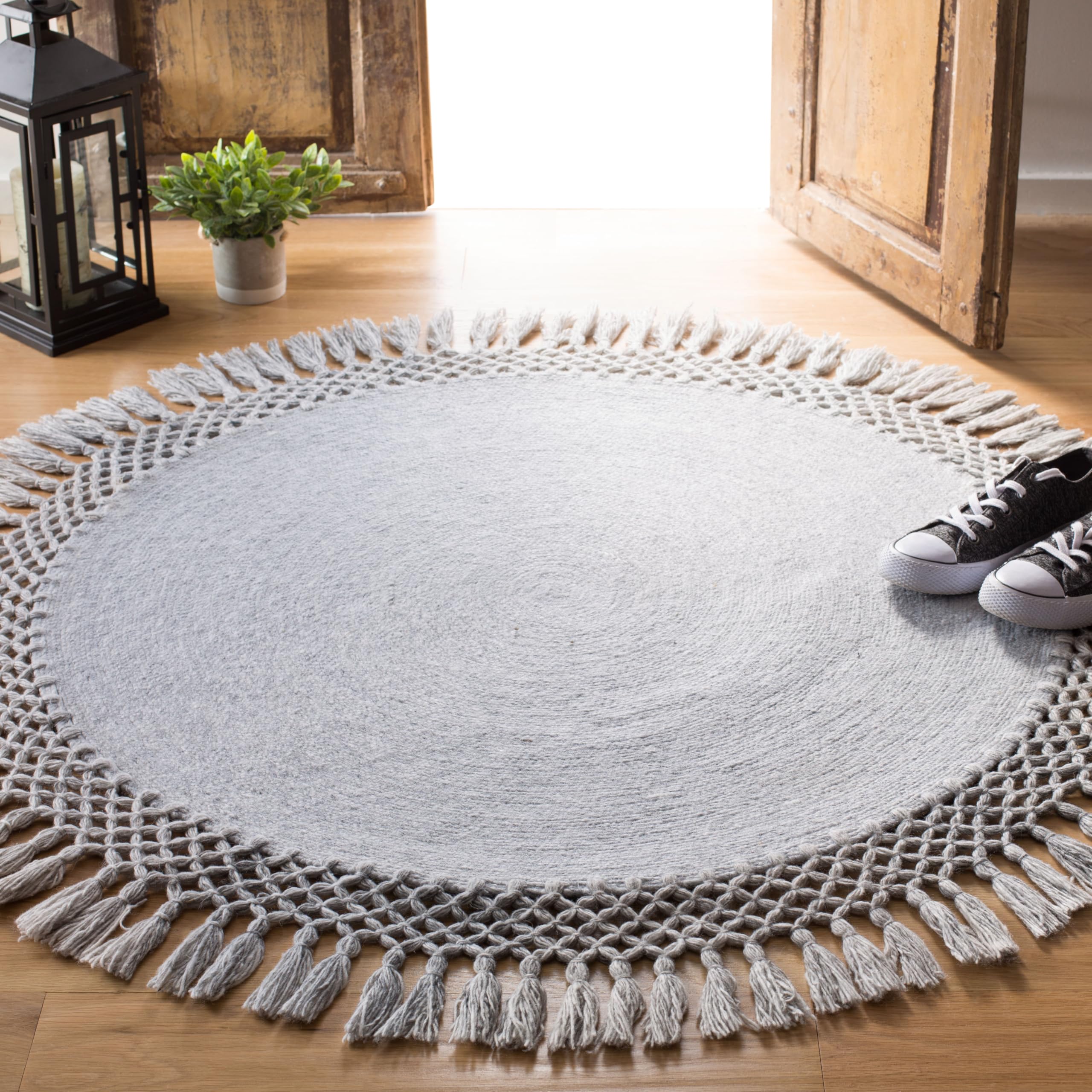 SAFAVIEH Sahara Collection 3' Round Grey SAH490F Handmade Boho Tassel Area Rug