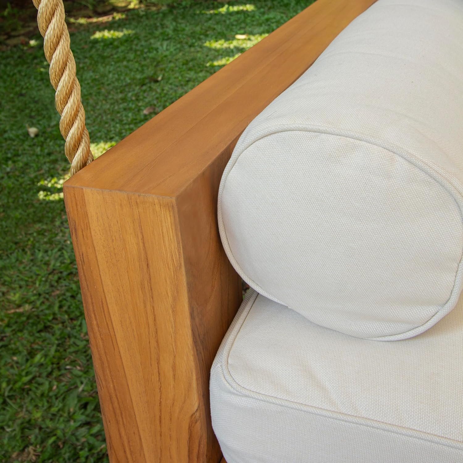 클로즈업 view of the off-white cushion and teak wood frame details.